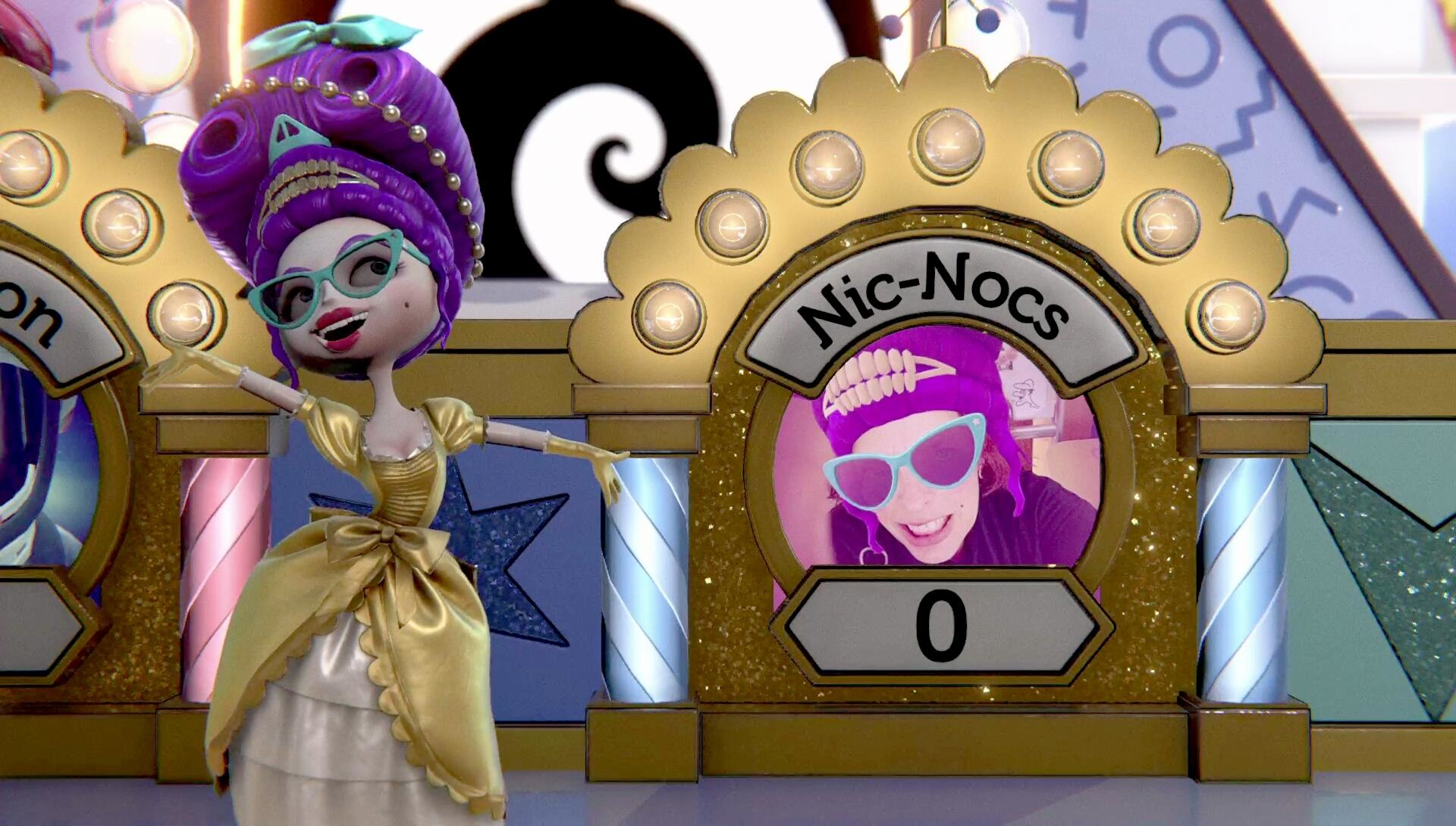 Eine Puppe in einem goldenen Kleid steht vor einem Spielshow-Schild mit der Aufschrift "Nic-Nocs". Ein Bild einer Frau ist auf dem Schild.