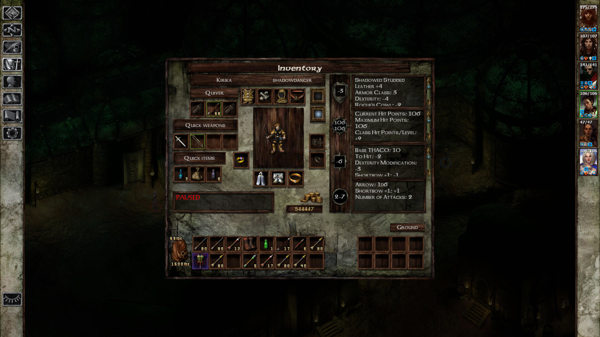 Een gepauzeerd inventarisscherm van een videogame, met uitrusting en karakterstatistieken.