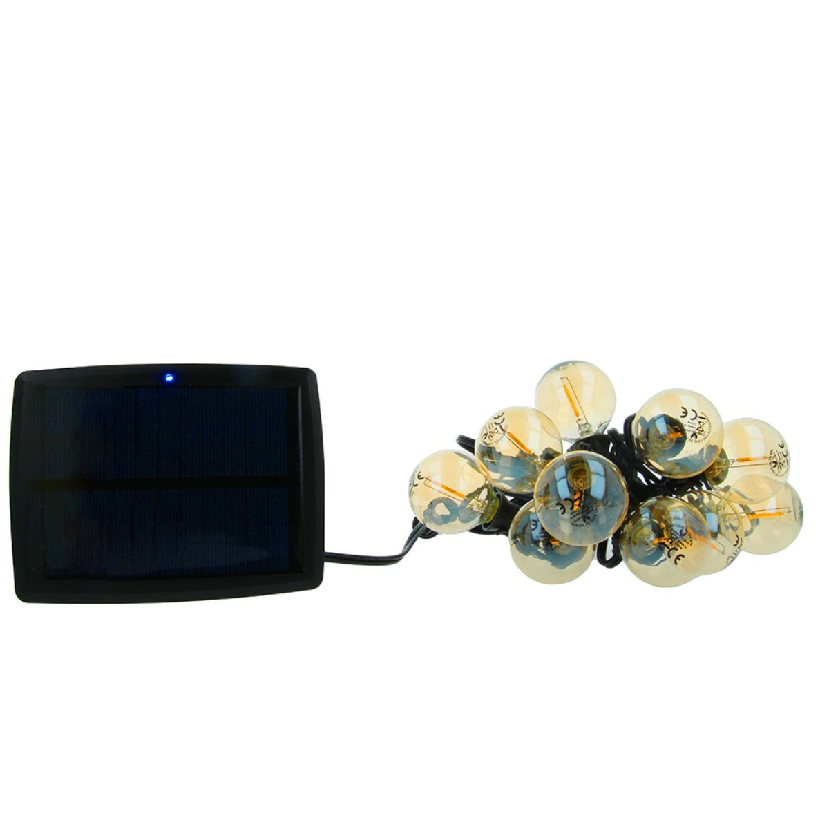 Un pannello solare accanto a una fila di lampadine incandescenti, su sfondo bianco.