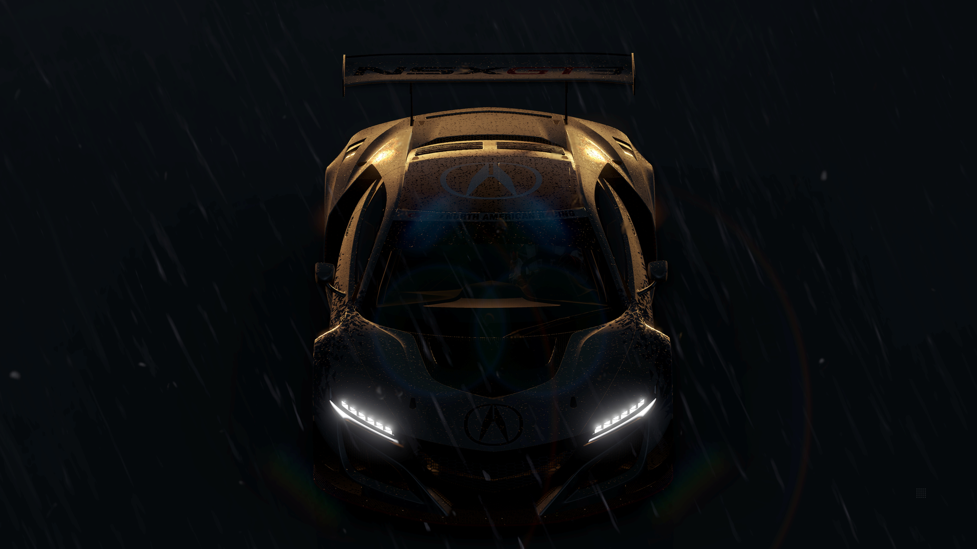 Widok z góry na samochód w nocy, podczas ulewnego deszczu, z włączonymi reflektorami.