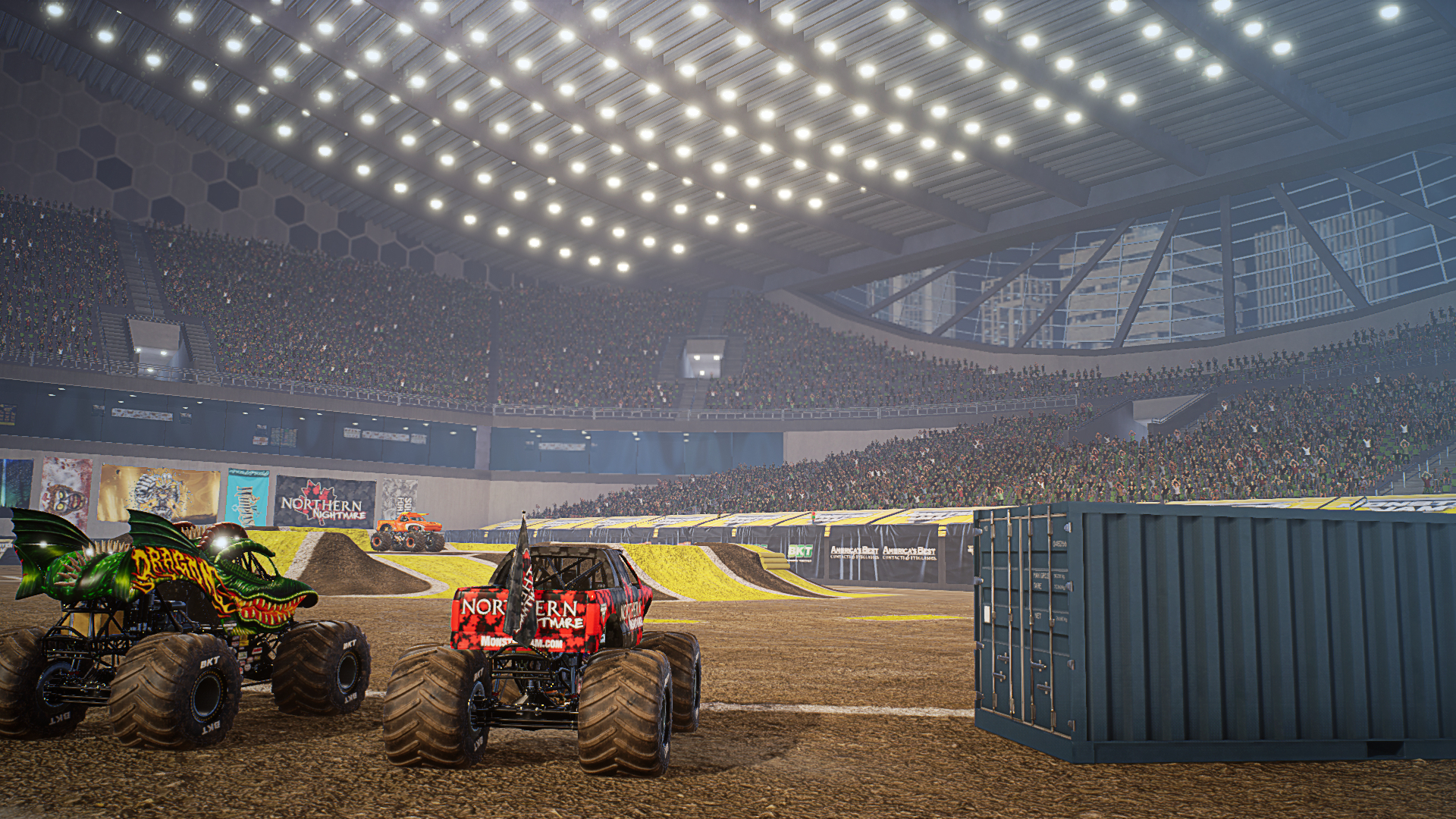 Eine Monstertruck-Rallye in einem Stadion. Mehrere Trucks sind auf der Strecke, mit einer Menge im Hintergrund.