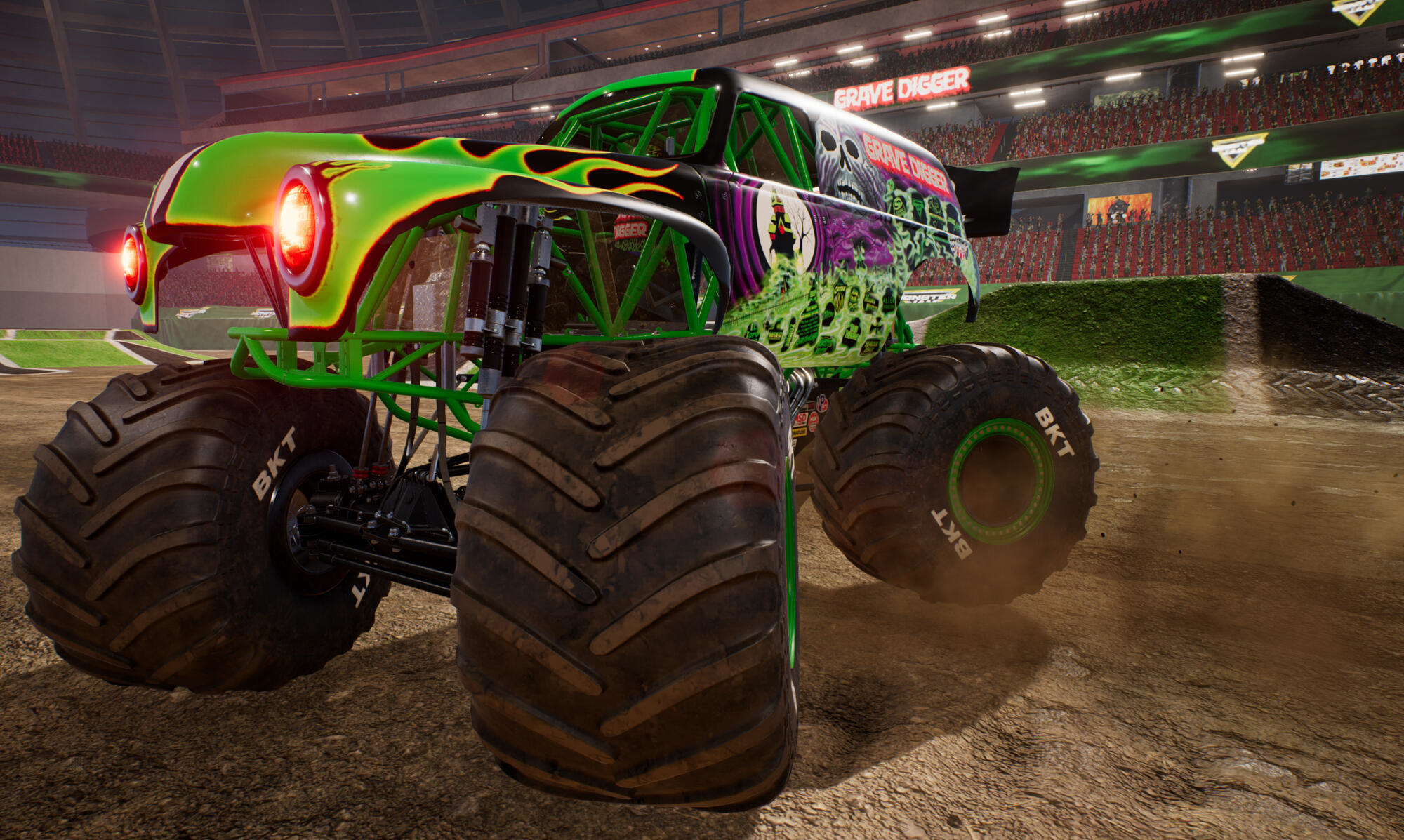 Monstertruck 'Grave Digger' auf einer Dirt-Strecke. Grün-schwarzes Design mit großen Reifen.