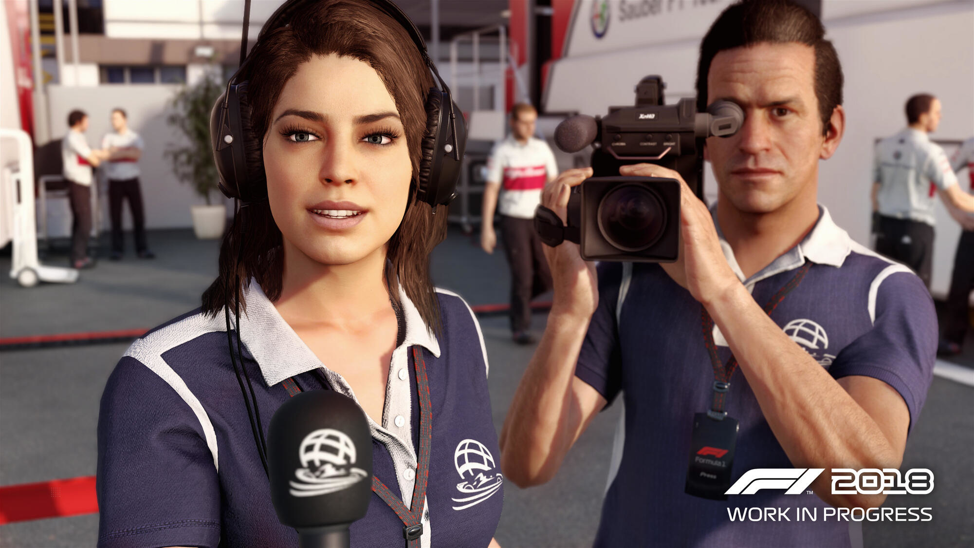Frau mit Mikrofon und Mann mit Kamera, F1 2018 Logo.