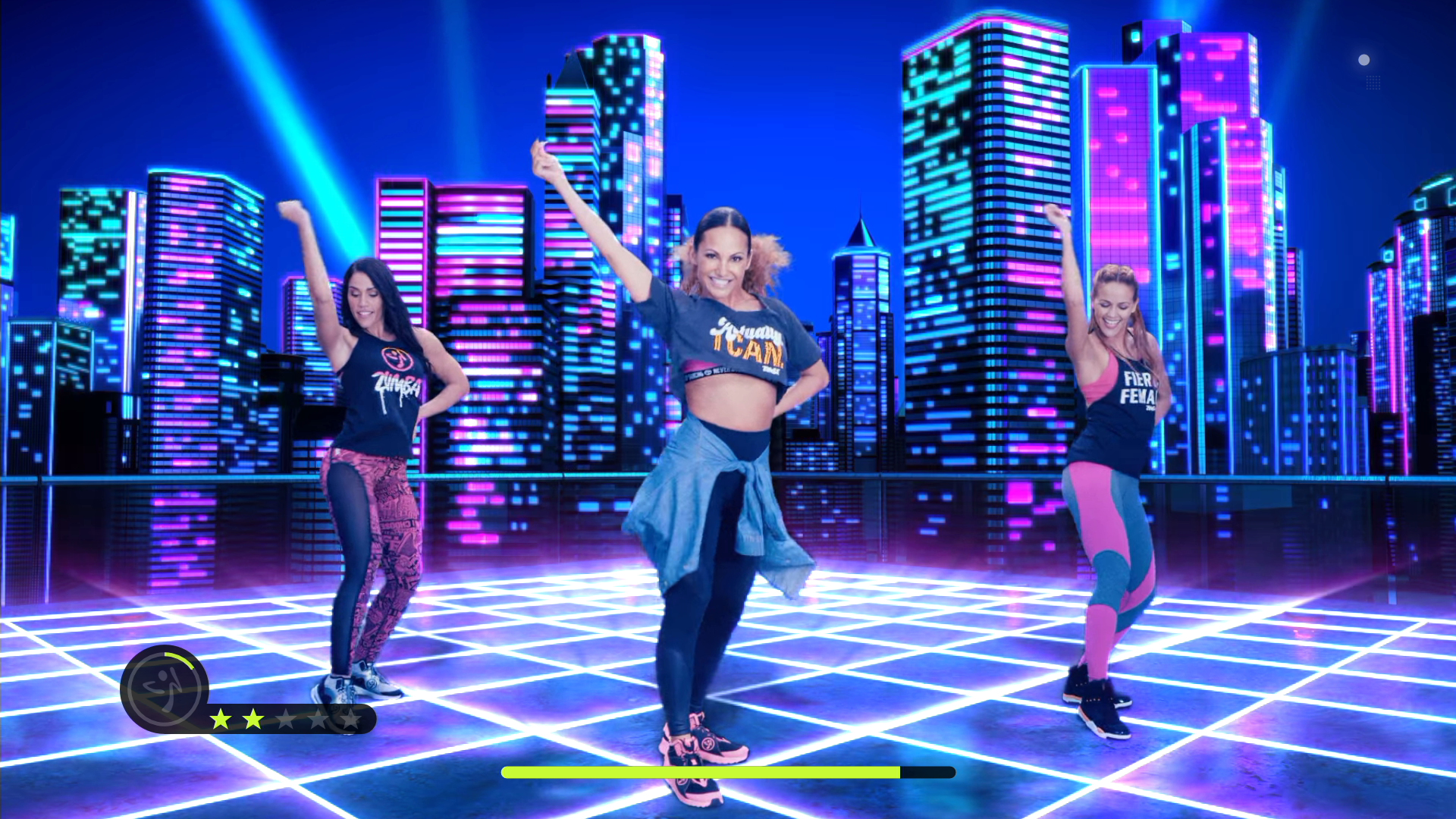 Drei Frauen tanzen auf einer Bühne mit Stadtkulisse und einem 'Zumba'-Logo.