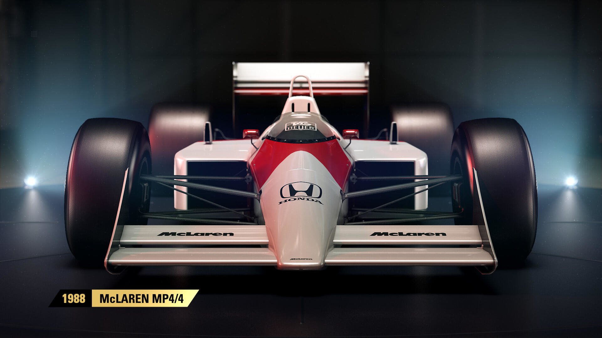 Una McLaren MP4/4 da corsa in studio, vista frontale, colori bianco e rosso.
