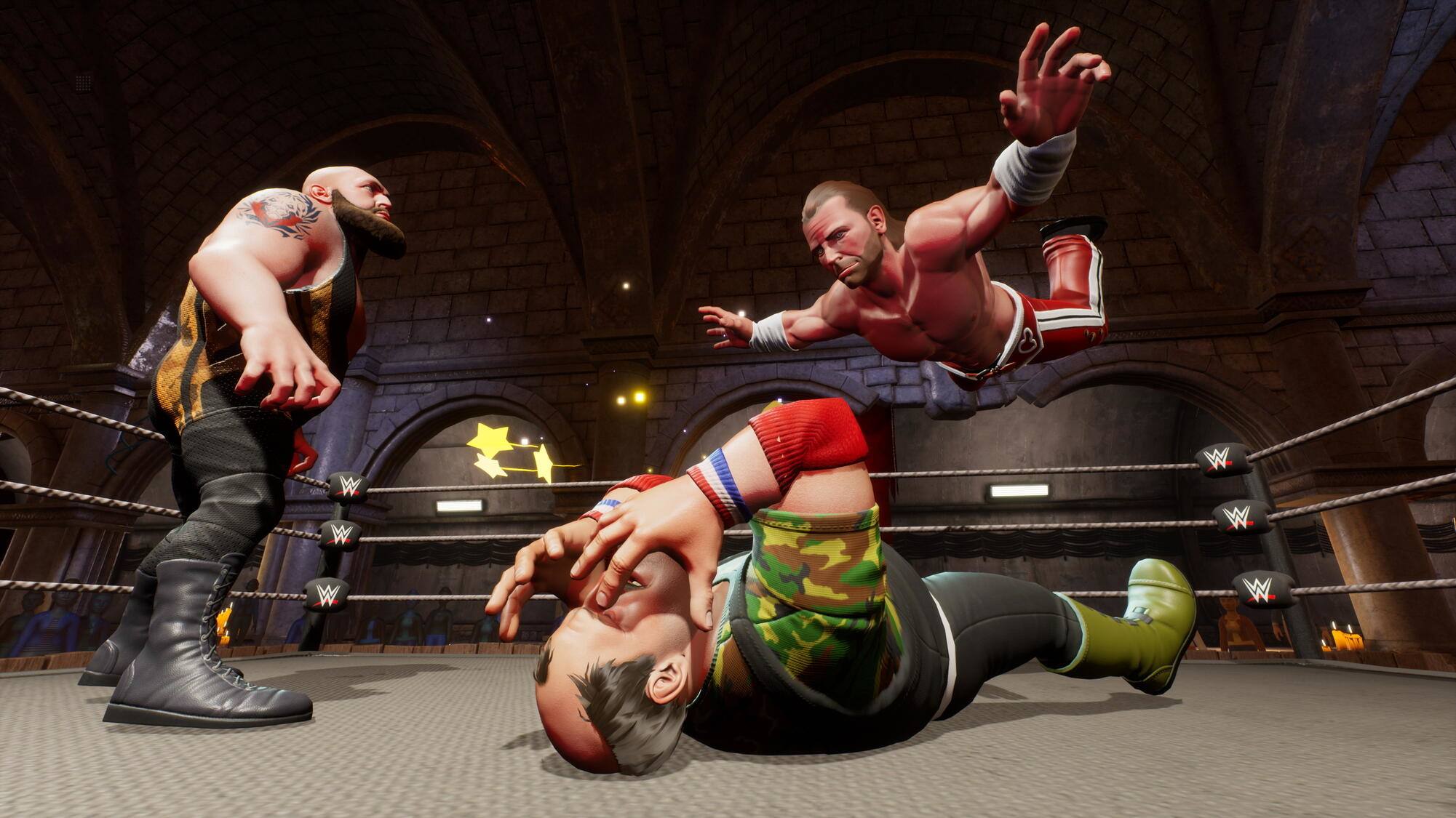 Wrestling-Szene im Ring. Ein Wrestler wird getroffen, ein anderer fliegt.