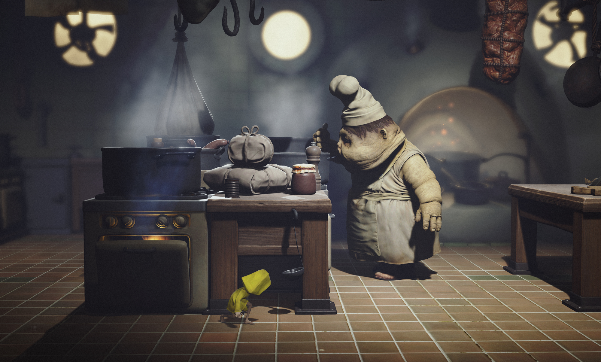 Little Nightmares Küchenszene. Ein Koch und eine kleine Figur mit gelbem Regenmantel in einer dunklen Küche.