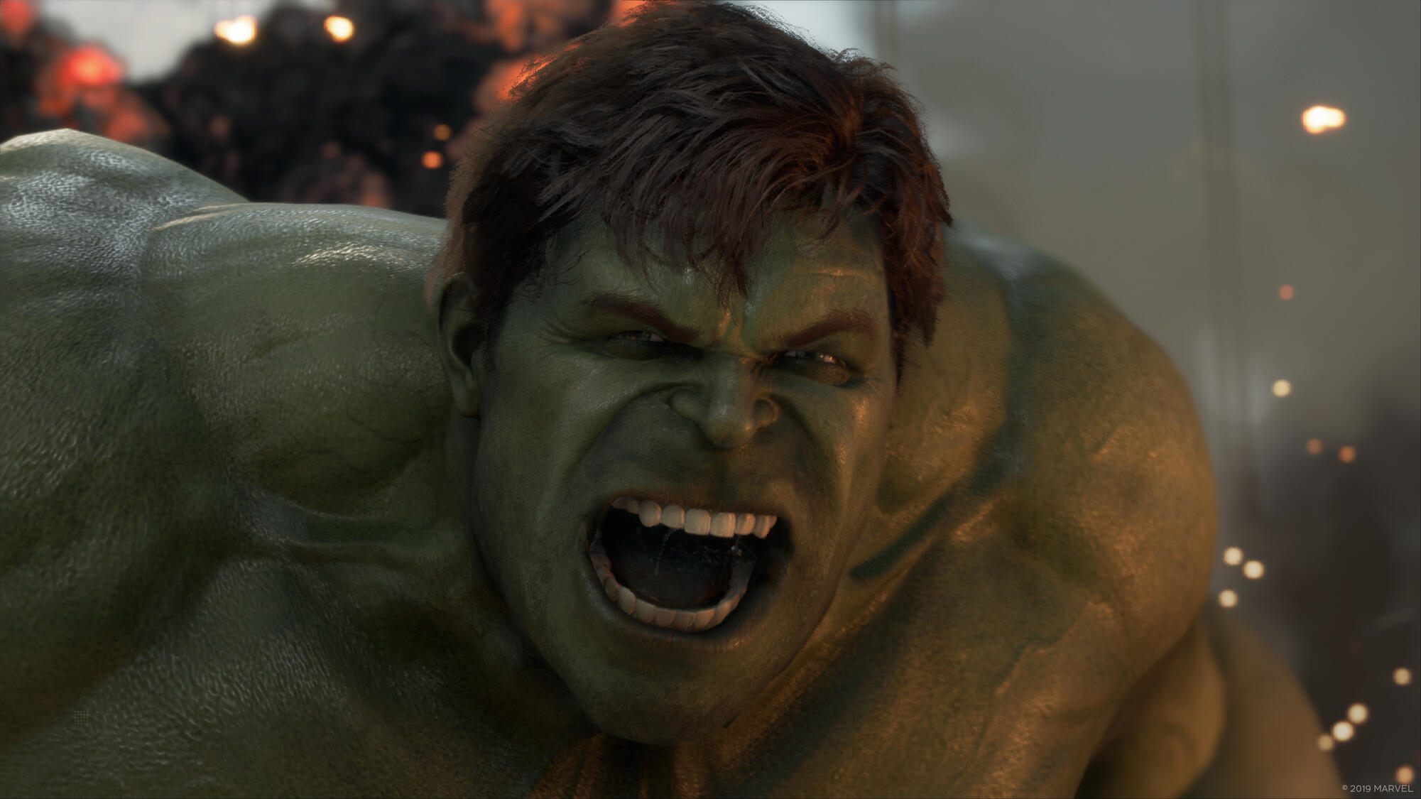 Hulk ist wütend, Nahaufnahme des Gesichts. Er ist grün mit braunen Haaren. Hintergrund zeigt Explosionen.