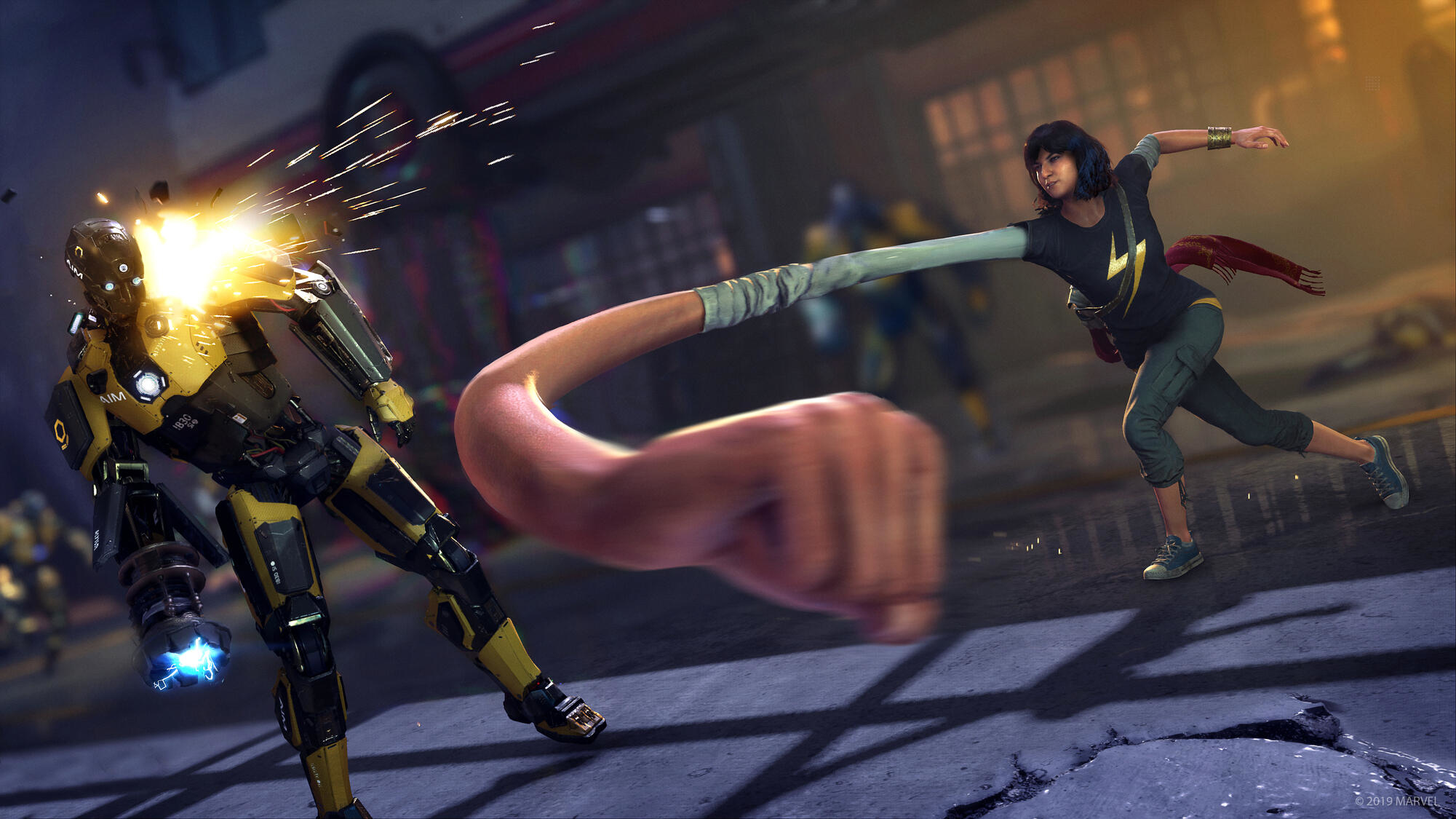 Ms. Marvel, ramię wyciągnięte, uderza żółtego robota. Iskry. Tło miasta.