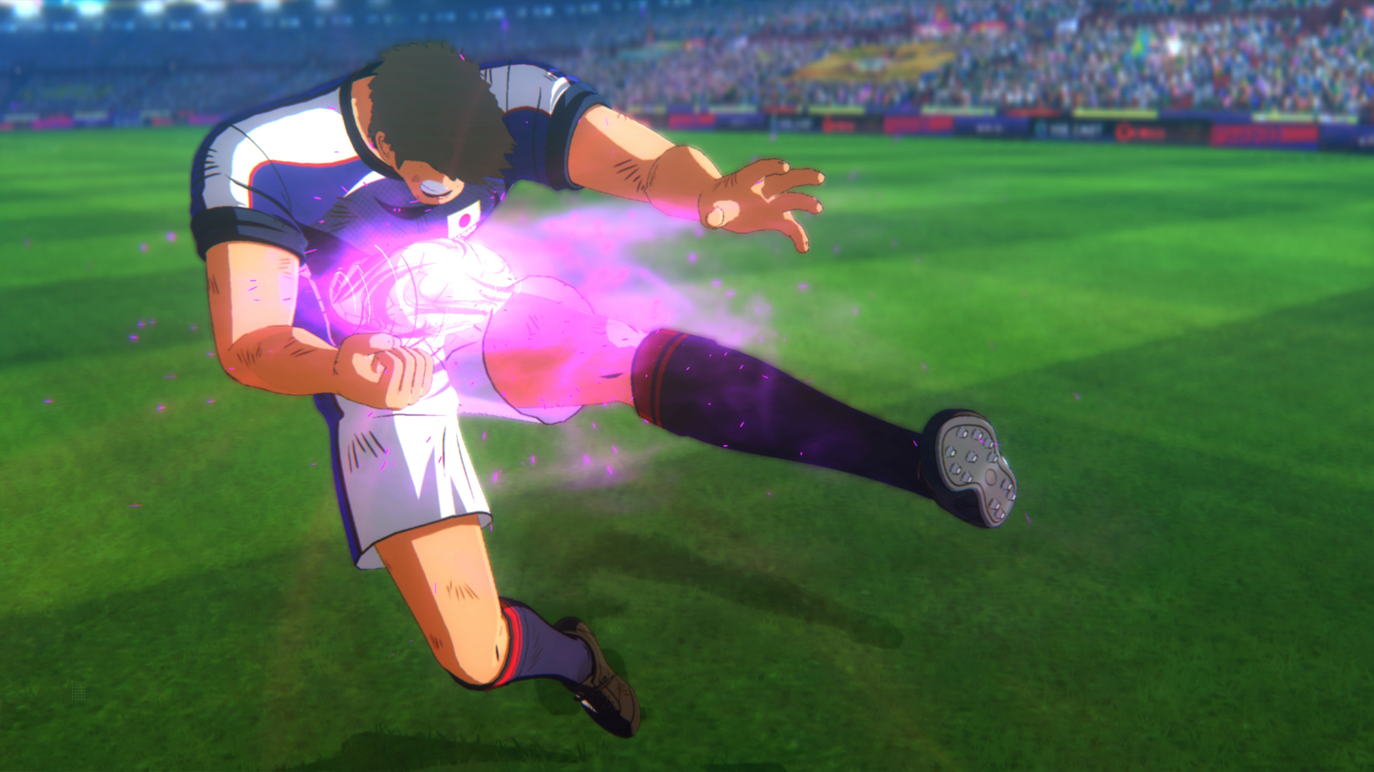 Anime-Figur tritt einen Fußball mit Energieeffekten auf einem grünen Feld.