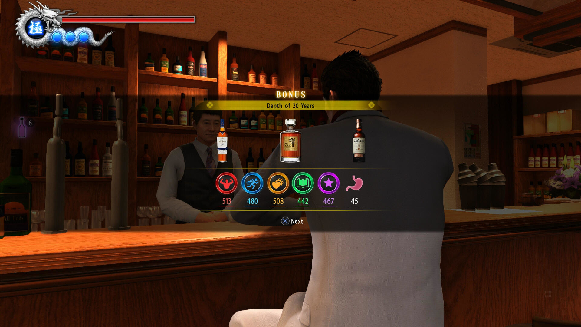 Mężczyzna za barem patrzy na ekran ze statystykami gry i butelkami.