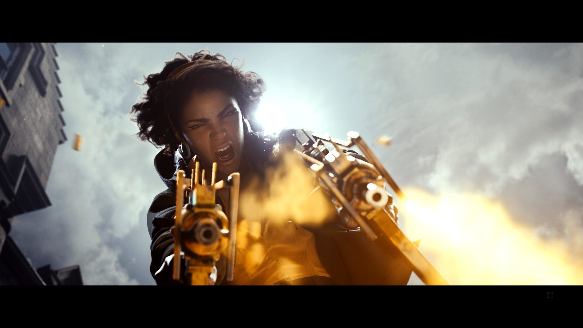 Kobieta celuje z dwóch pistoletów, krzycząc. Budynki są w tle. Widoczne jest niebo.