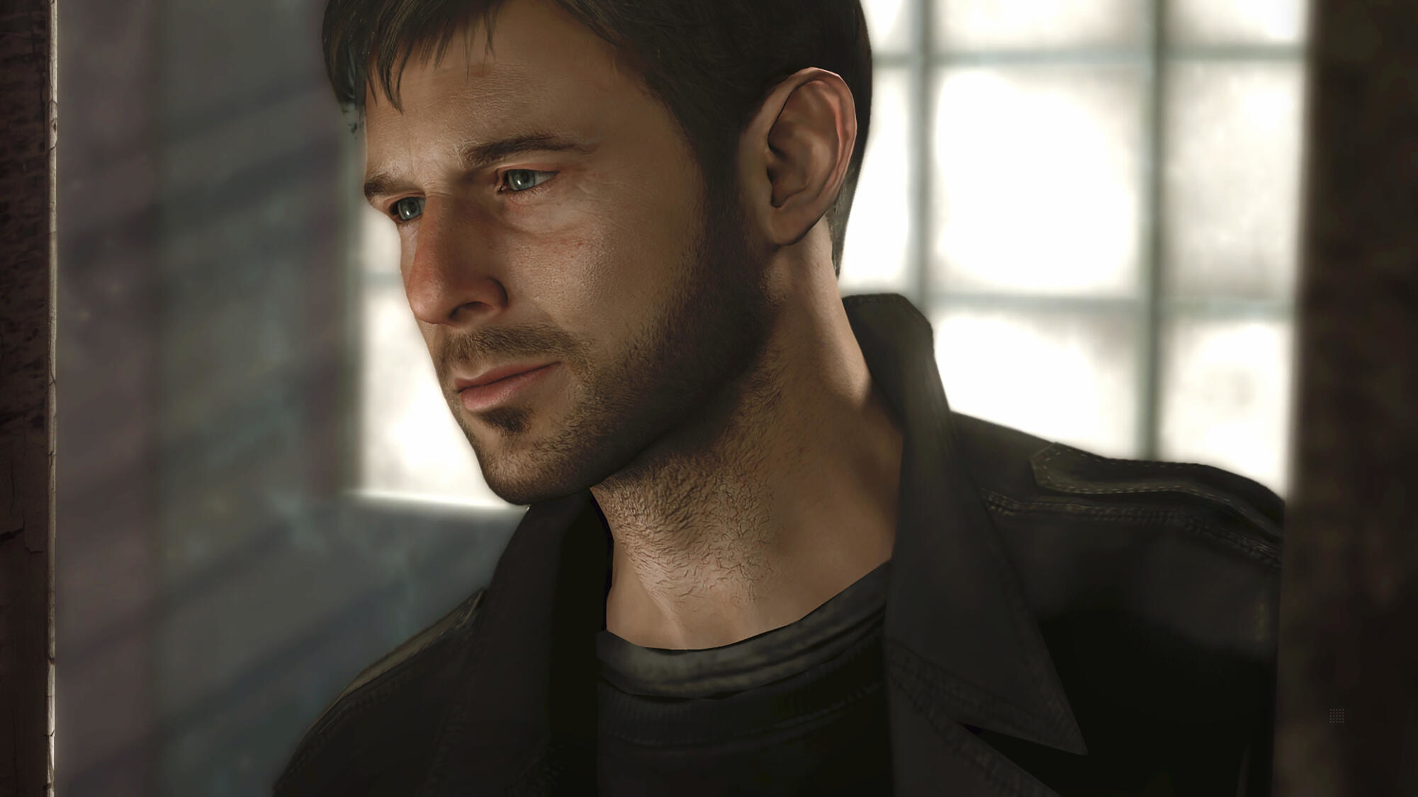 Mężczyzna patrzy w bok, z poważnym wyrazem twarzy. Jest w pokoju z oknem.