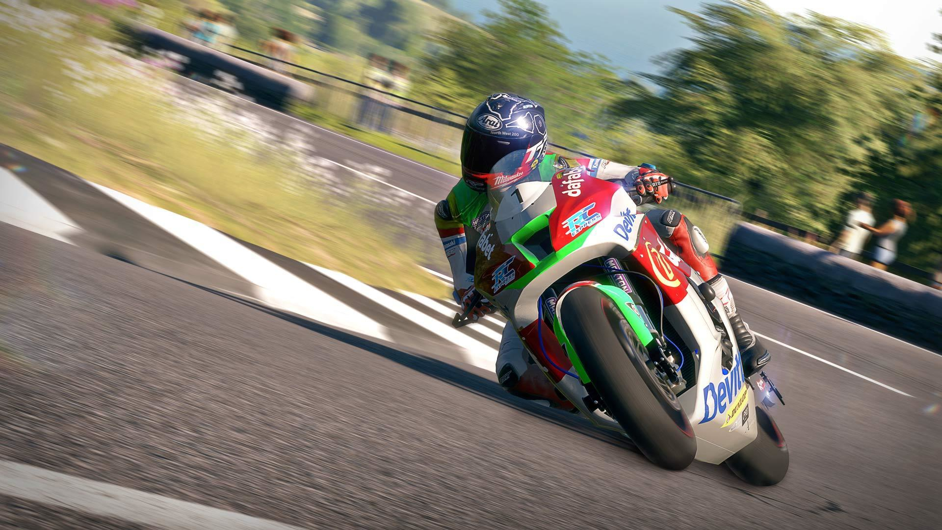 Una moto da corsa ad alta velocità su una strada, con un focus sulle curve della strada e sul motociclista.
