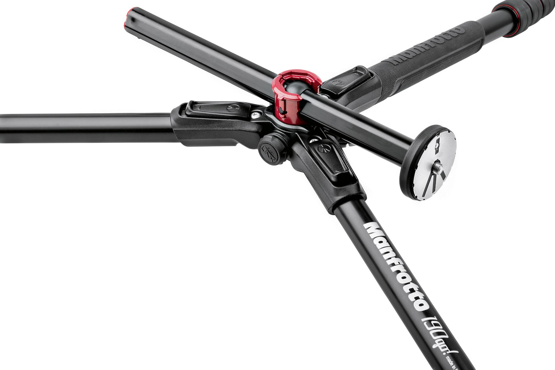 Treppiede nero con dettagli rossi. Gambe divaricate. Logo Manfrotto visibile.