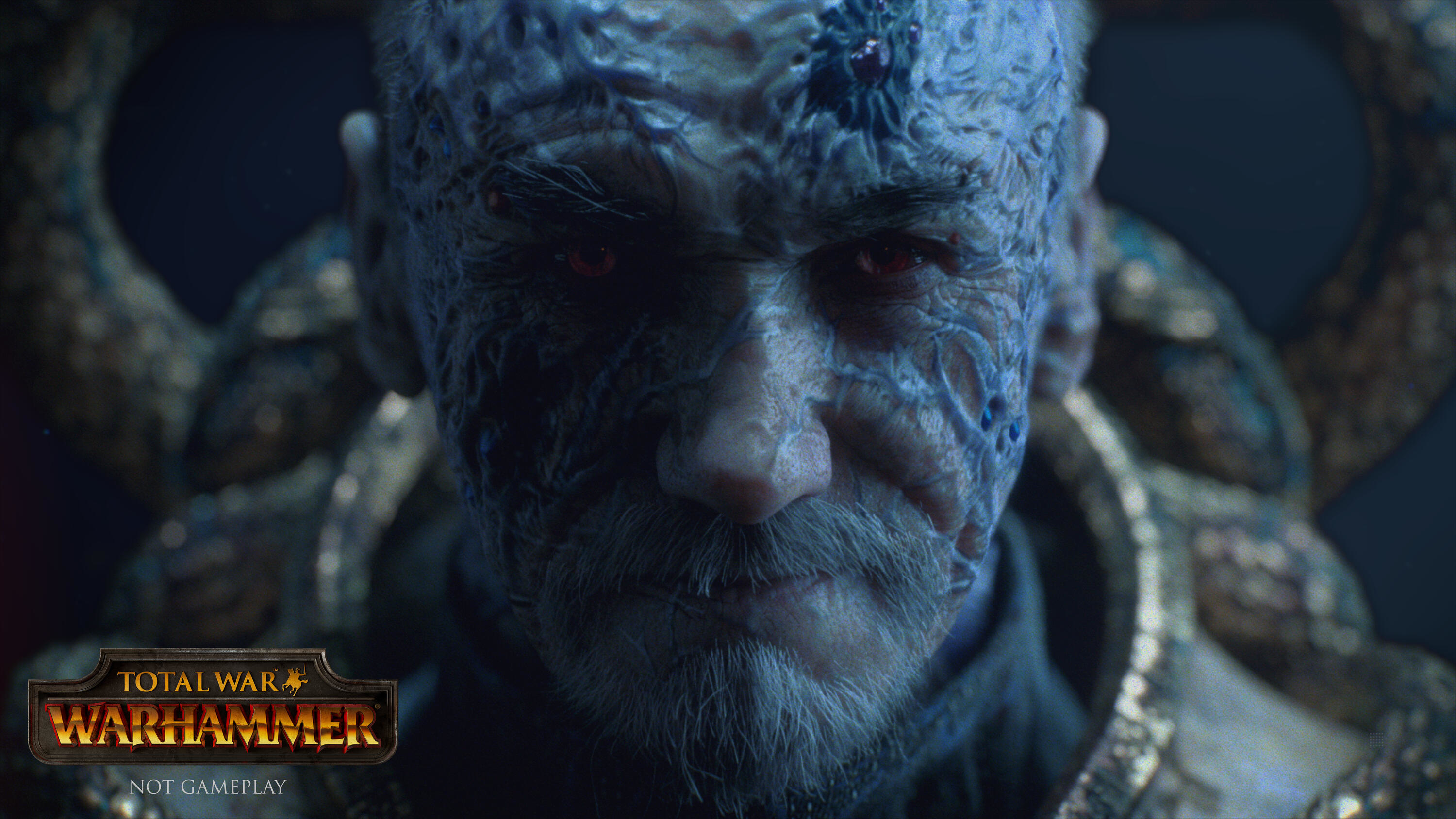 Nahaufnahme einer Figur aus Total War: Warhammer mit grimmigem Gesichtsausdruck.