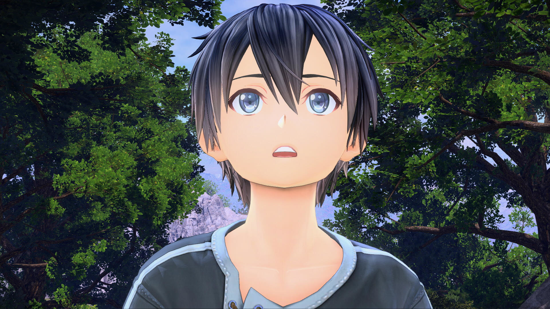 Un primo piano del viso di un ragazzo anime, con espressione sorpresa, con alberi sullo sfondo.