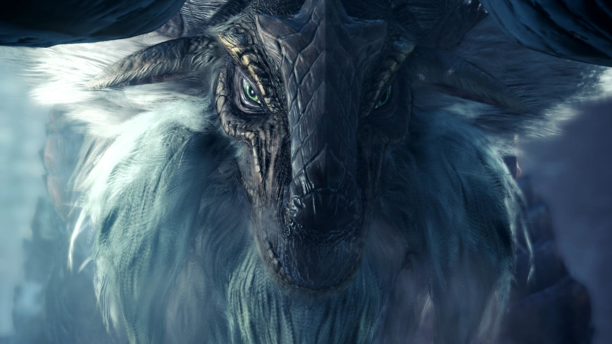 Ein großes, gehörntes Monster mit grünen Augen und einem weißen Pelzkragen. Nahaufnahme.