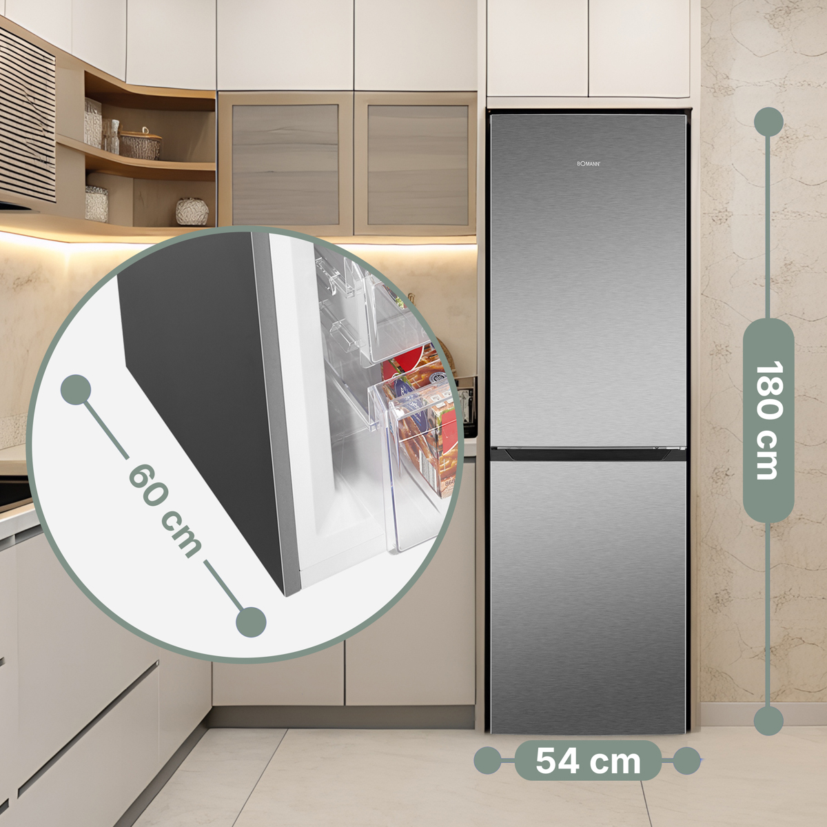 Silberfarbener Kühlschrank. Abmessungen sind angegeben. Er hat zwei Türen mit einer Küche im Hintergrund.