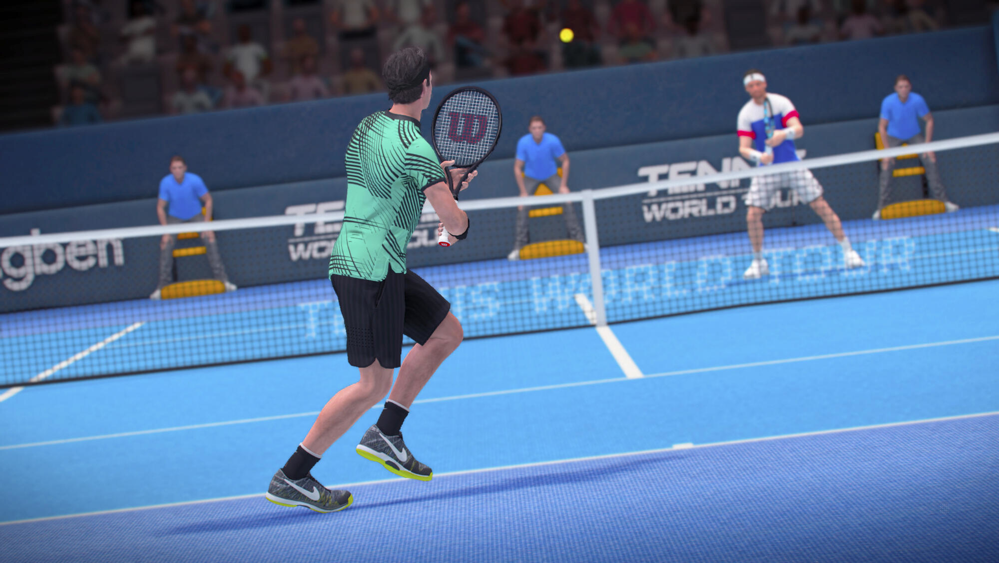 Partita di tennis. Un giocatore con la maglia verde è pronto a colpire la palla. Un altro giocatore e arbitri.