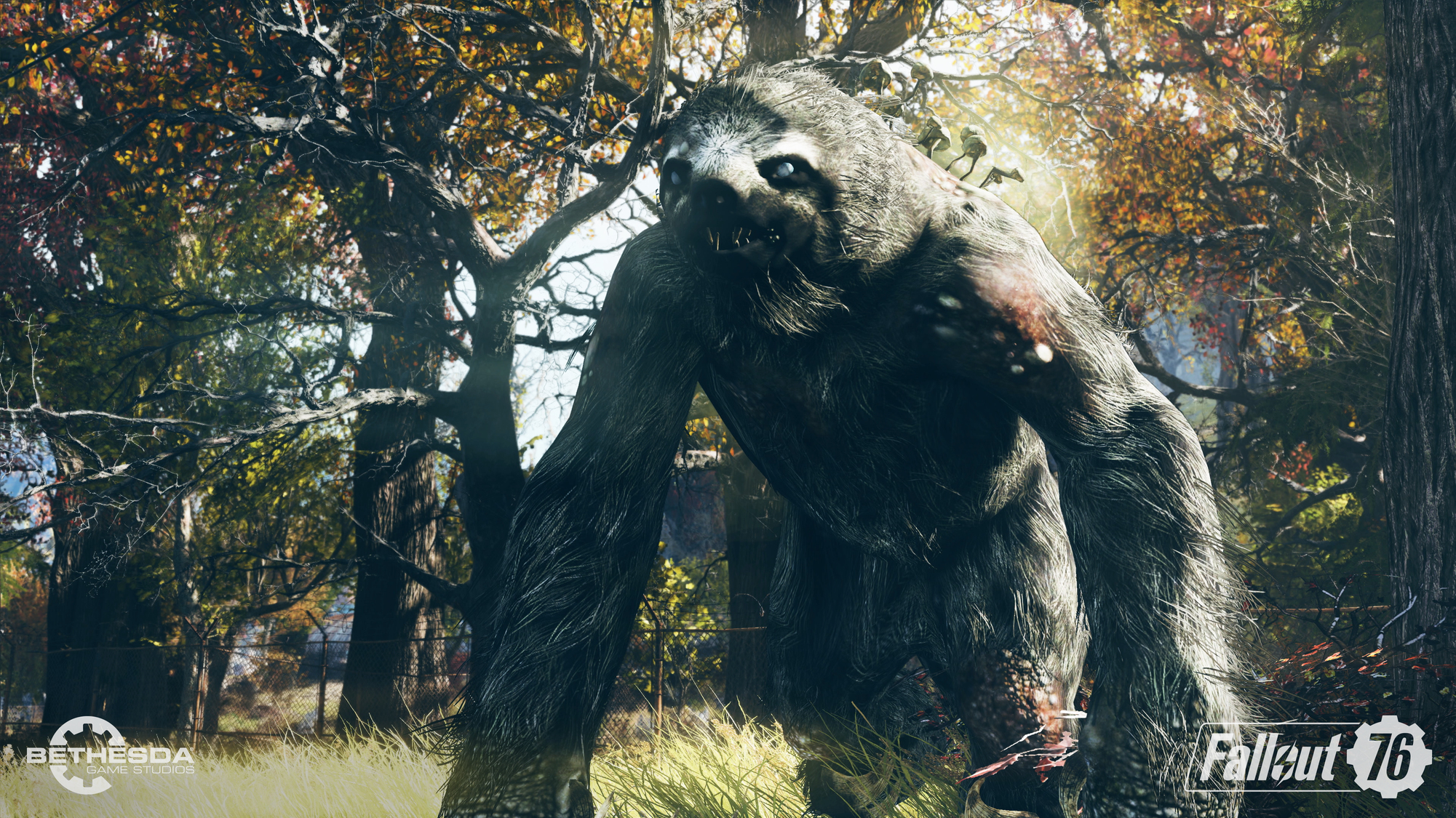 Duże stworzenie podobne do leniwca w lesie. Logo Bethesda po lewej. Logo Fallout 76 po prawej.