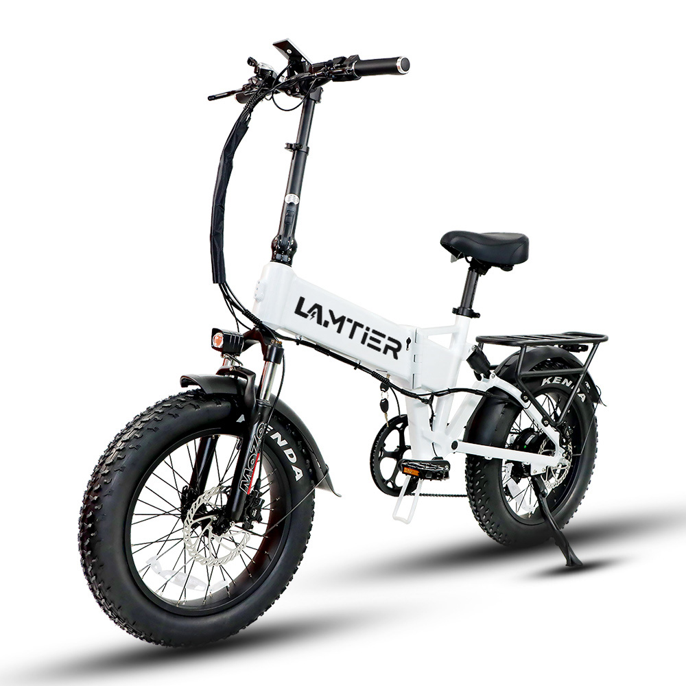 Una bicicleta eléctrica blanca con neumáticos negros gruesos, sobre un fondo blanco. La marca está en el marco.