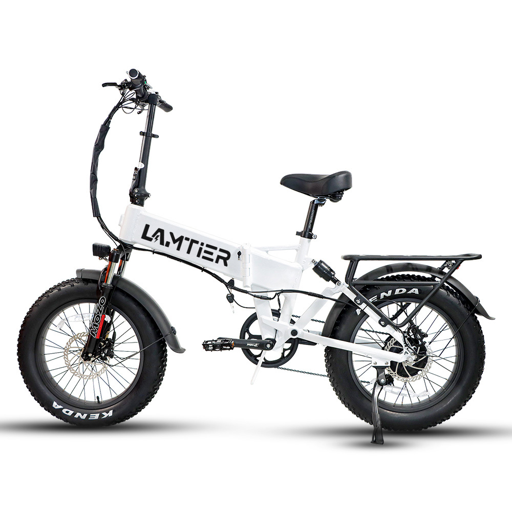 Una bicicleta eléctrica blanca y negra. El nombre de la marca es Lamtier y los neumáticos son Kenda.