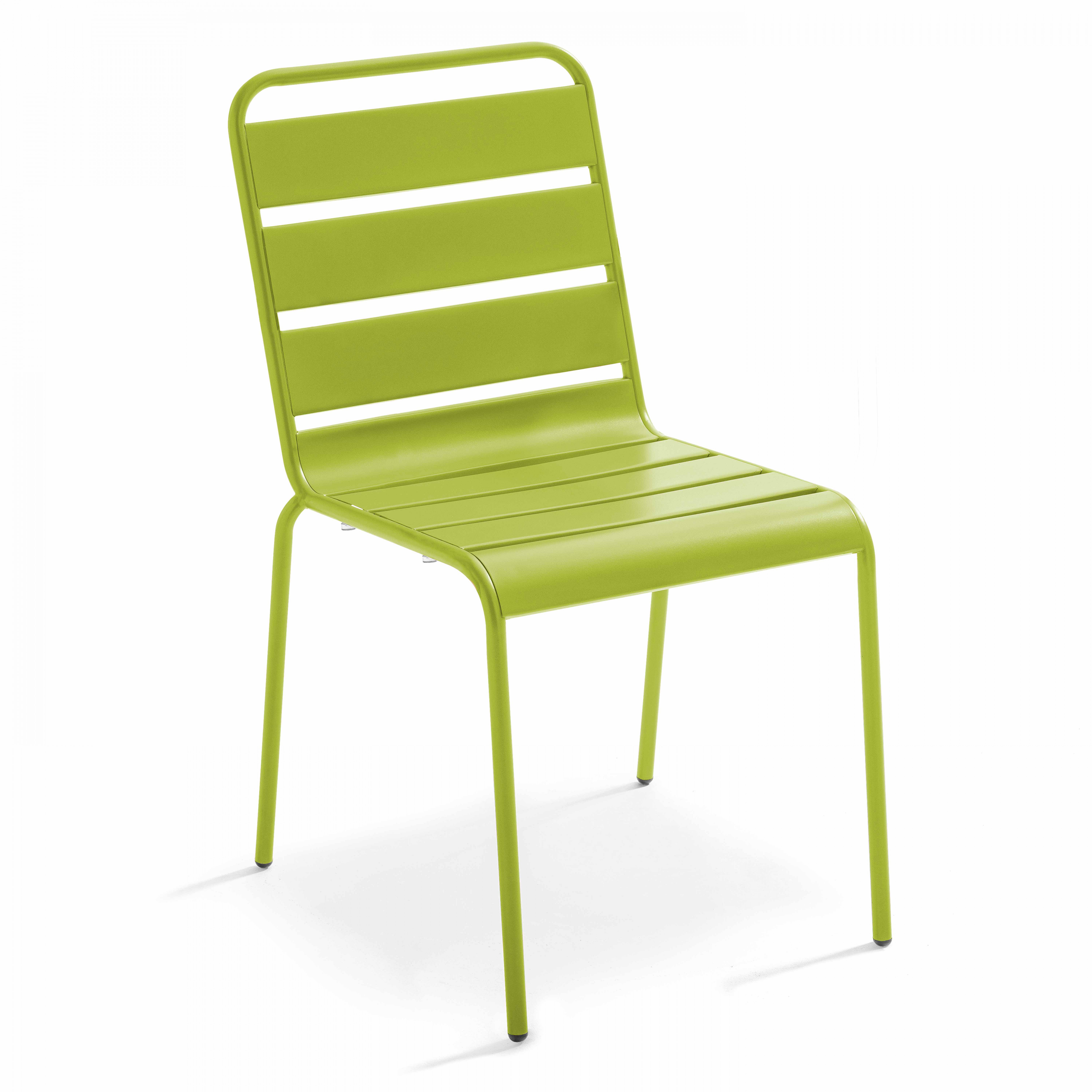 Grüner Metallstuhl mit horizontalen Lamellen auf weißem Hintergrund.