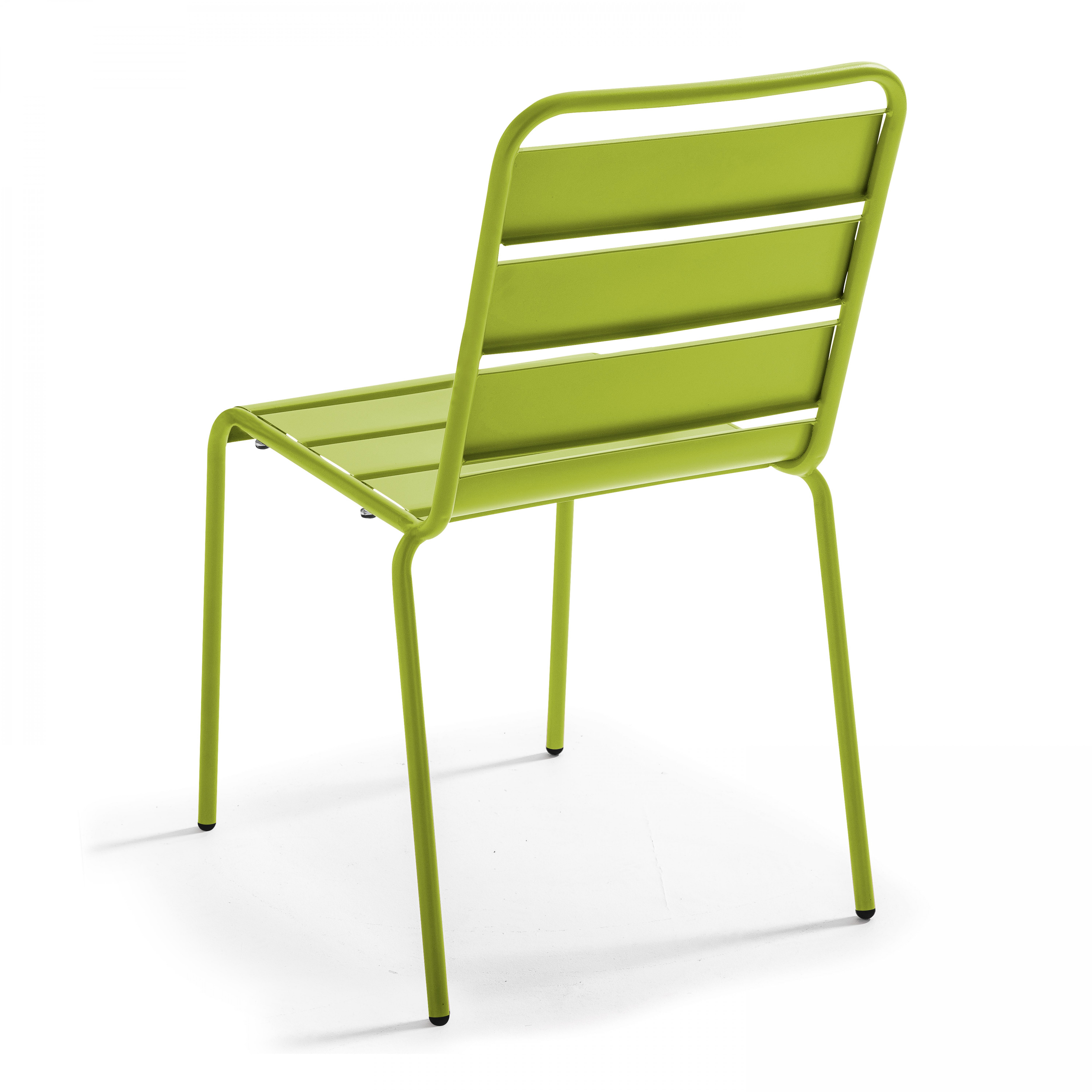 Grüner Metallstuhl, Rückansicht, mit horizontalen Lamellen an Rückenlehne und Sitzfläche.