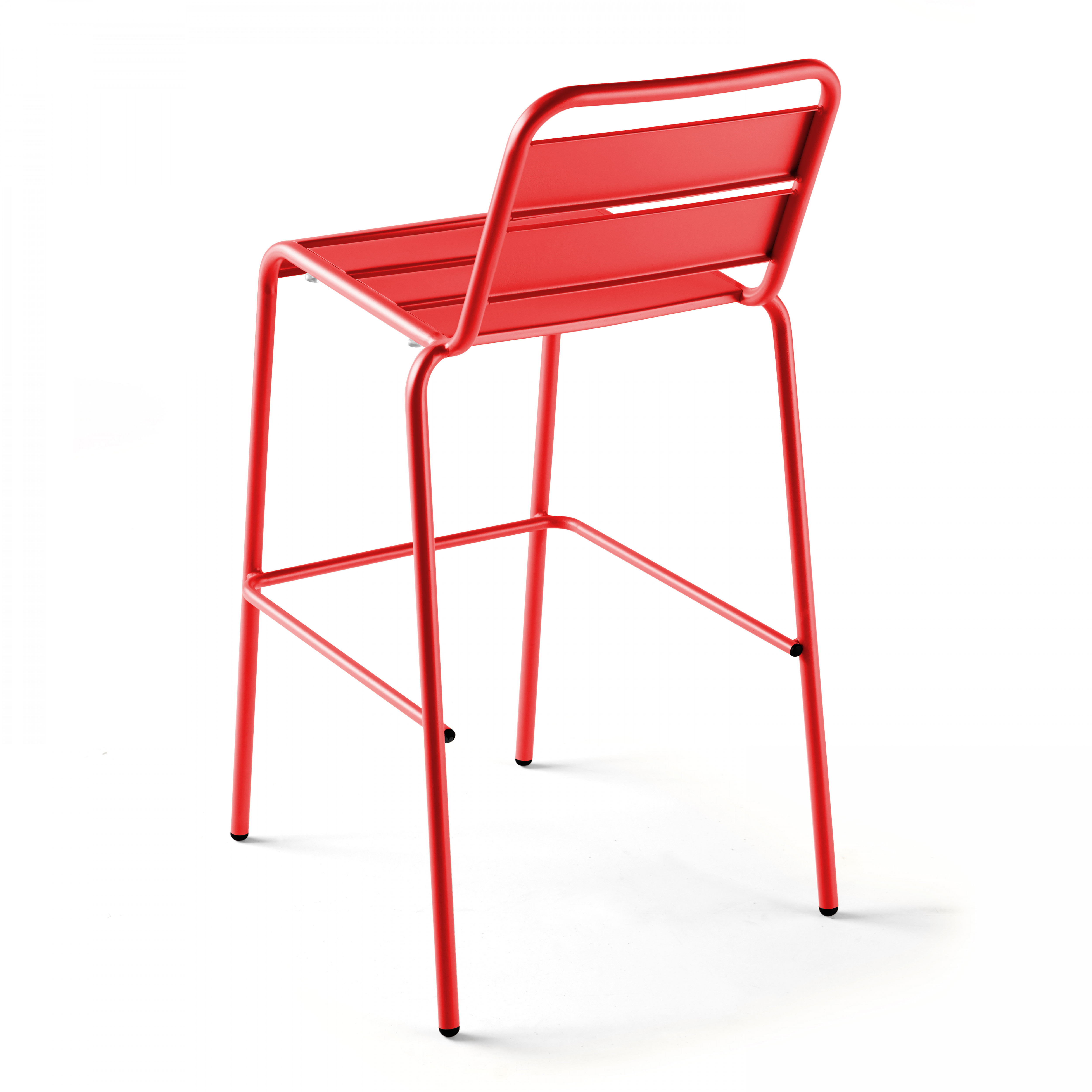 Roter Metall-Barhocker, Rückansicht, auf weißem Hintergrund. Der Hocker hat ein einfaches Design.