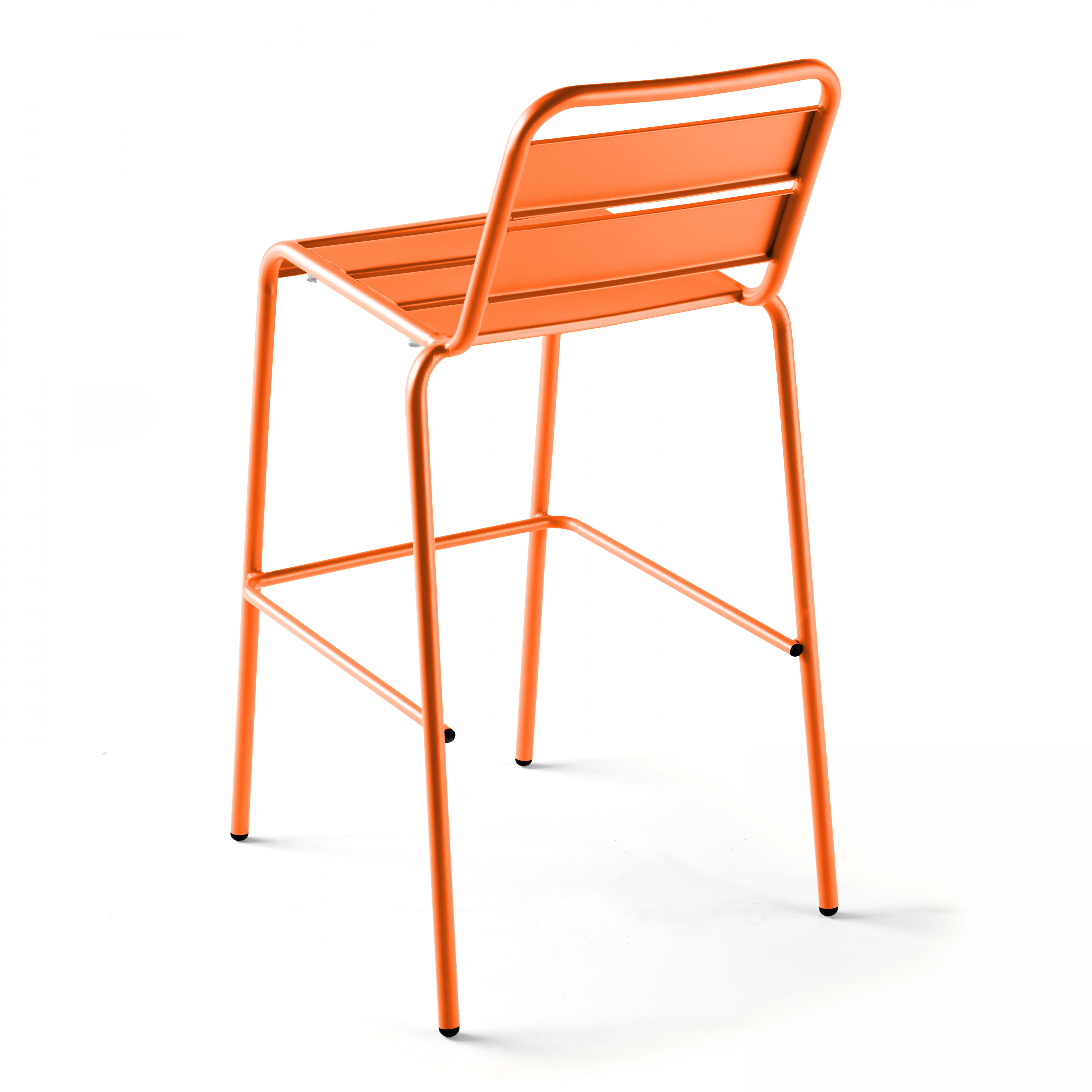 Rückansicht eines orangefarbenen Metall-Barhockers mit Lattenlehne und Sitzfläche auf Weiß.