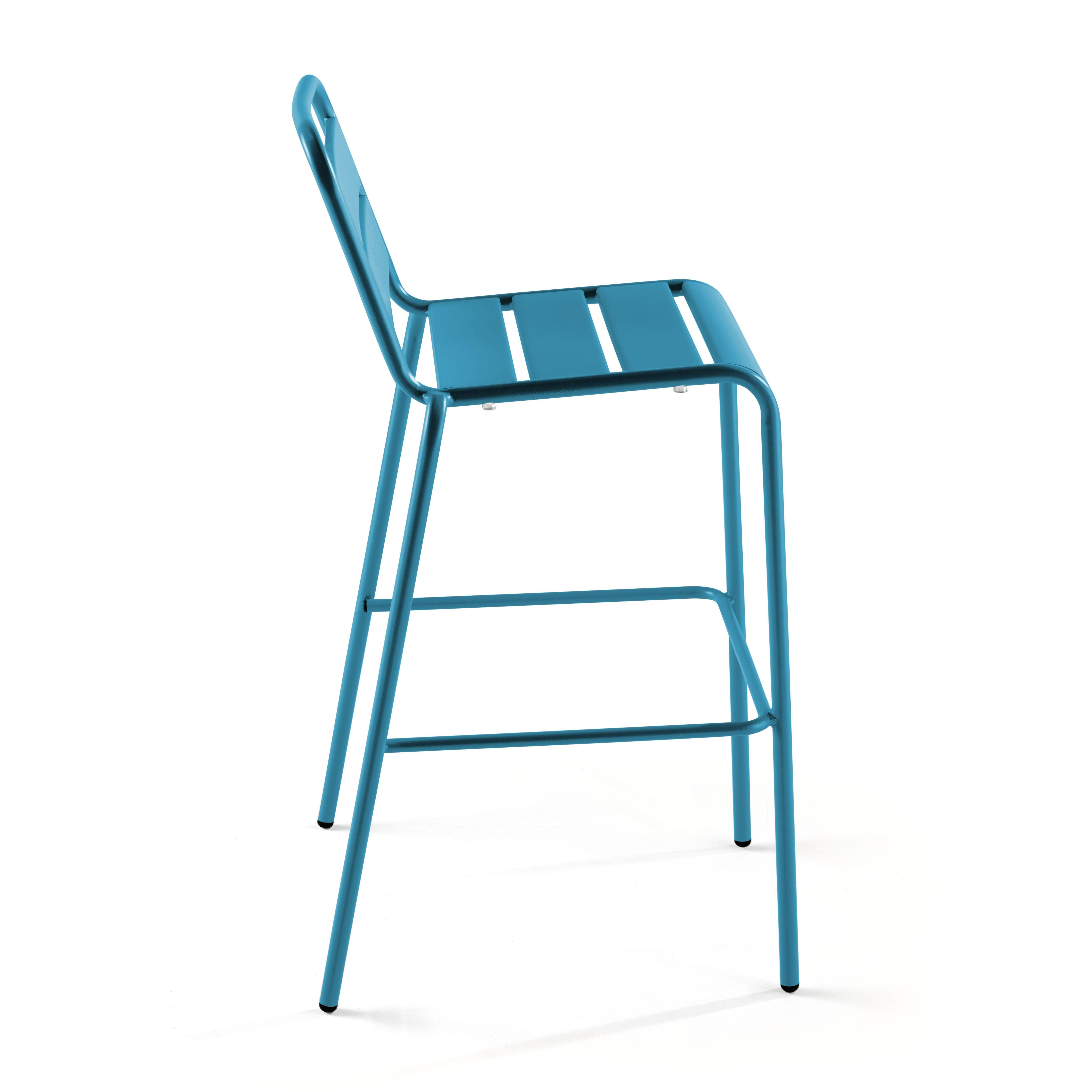 Blauer Metall-Barhocker, von der Seite gesehen. Einfaches Design, auf weißem Hintergrund.