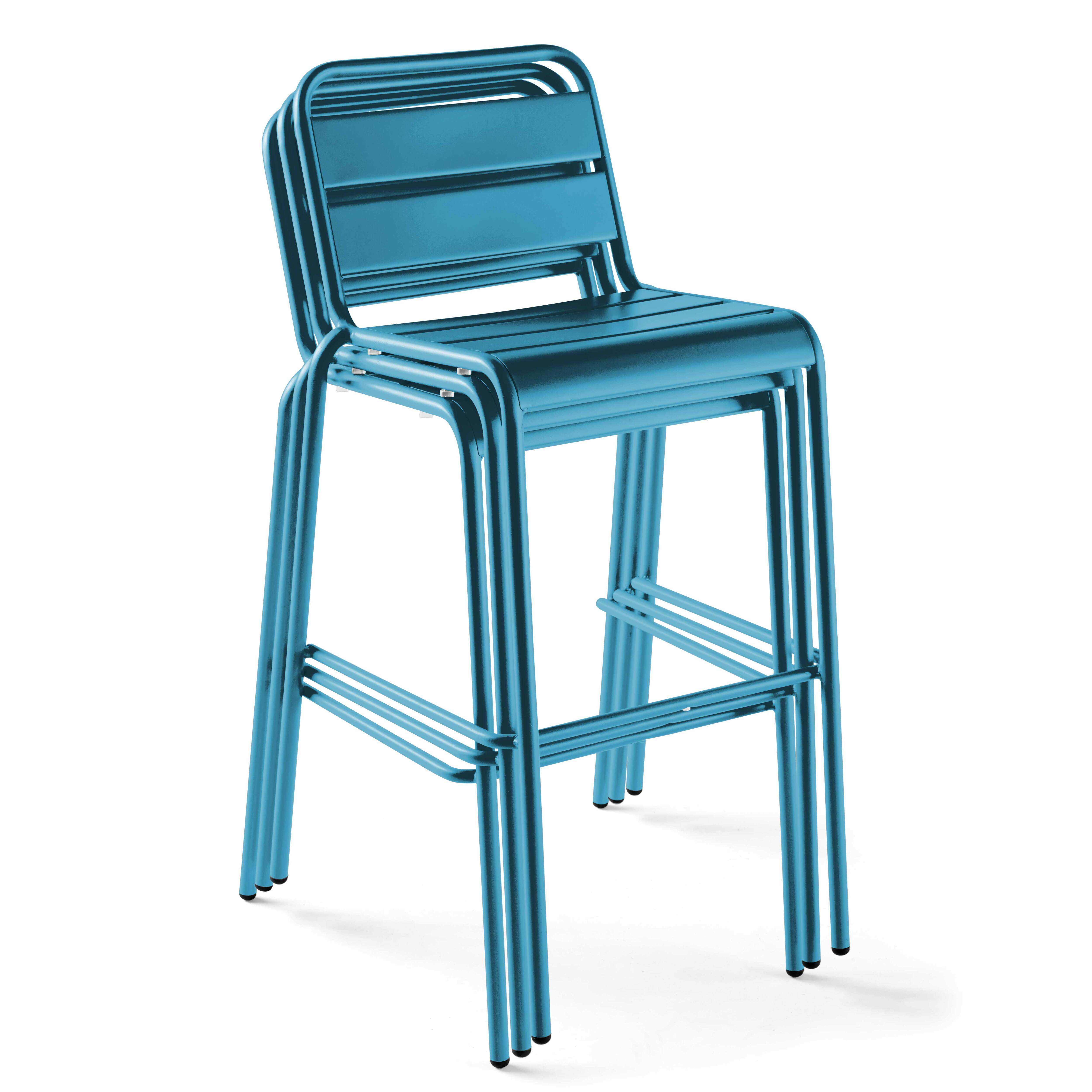 Ein blauer Metall-Barhocker vor weißem Hintergrund. Der Hocker hat ein gestapeltes Design und eine Fußstütze.