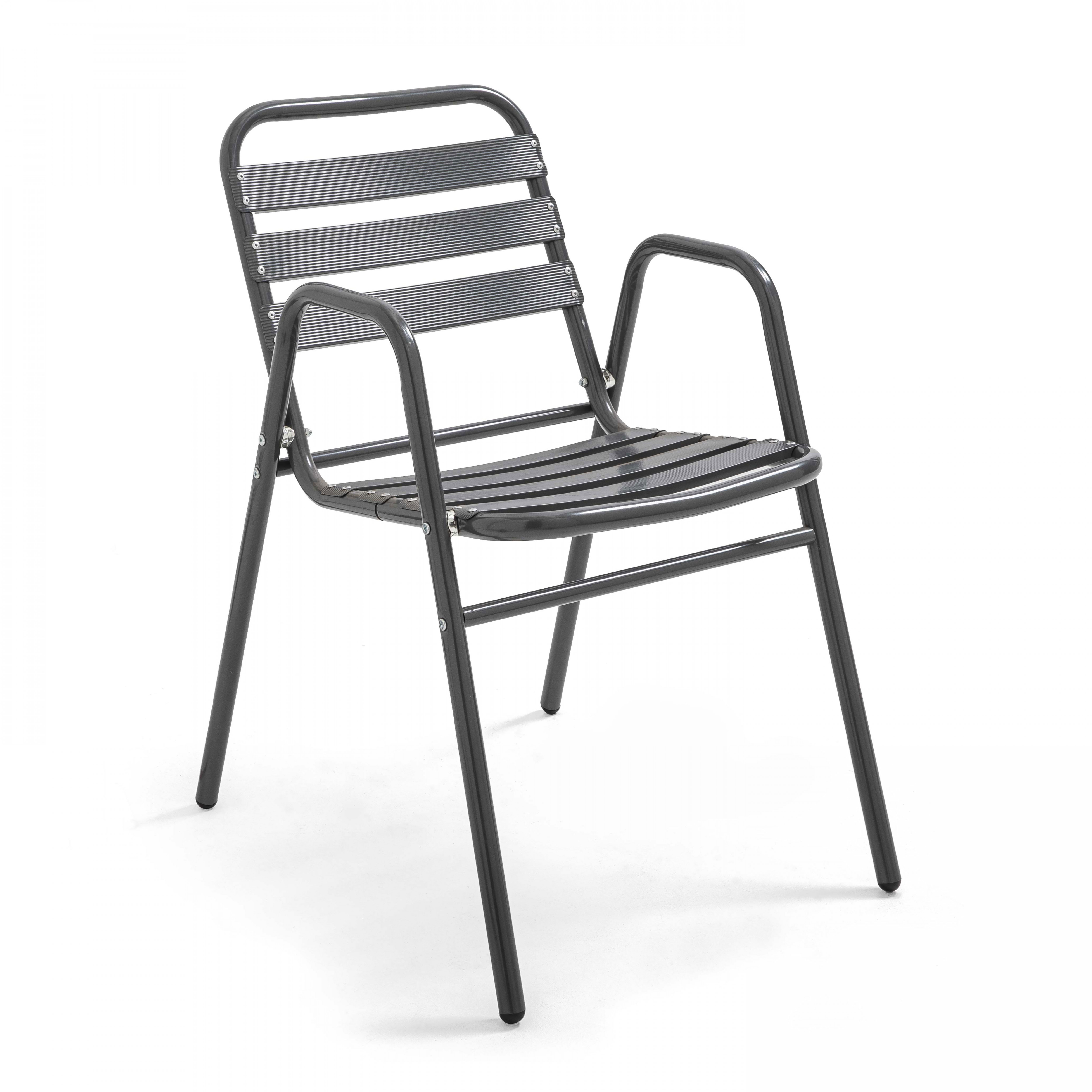Grauer Metall-Outdoor-Stuhl mit Lattenrost und Rückenlehne. Weißer Hintergrund.