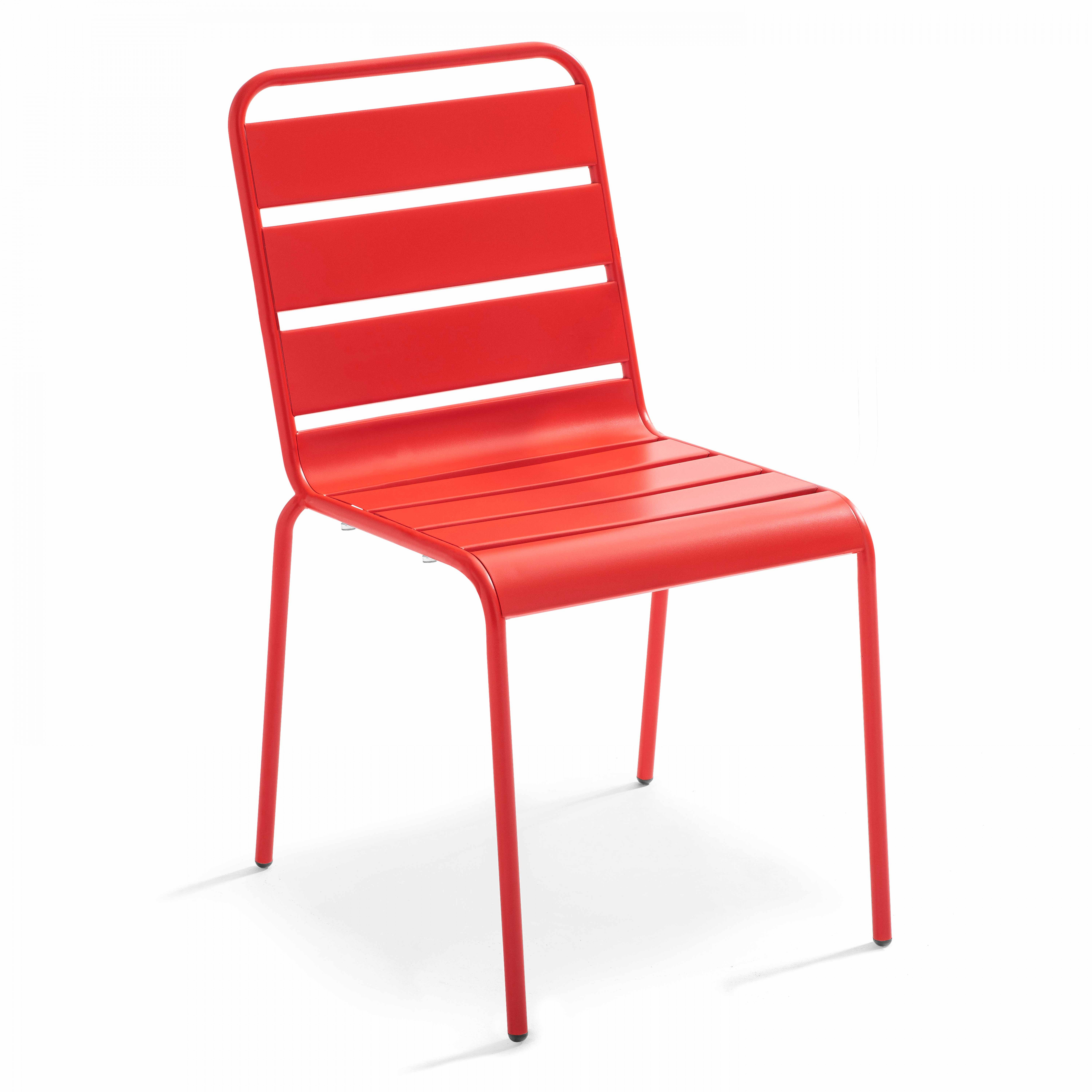 Roter Metallstuhl. Lattenrost Sitz und Rückenlehne. Weißer Hintergrund.