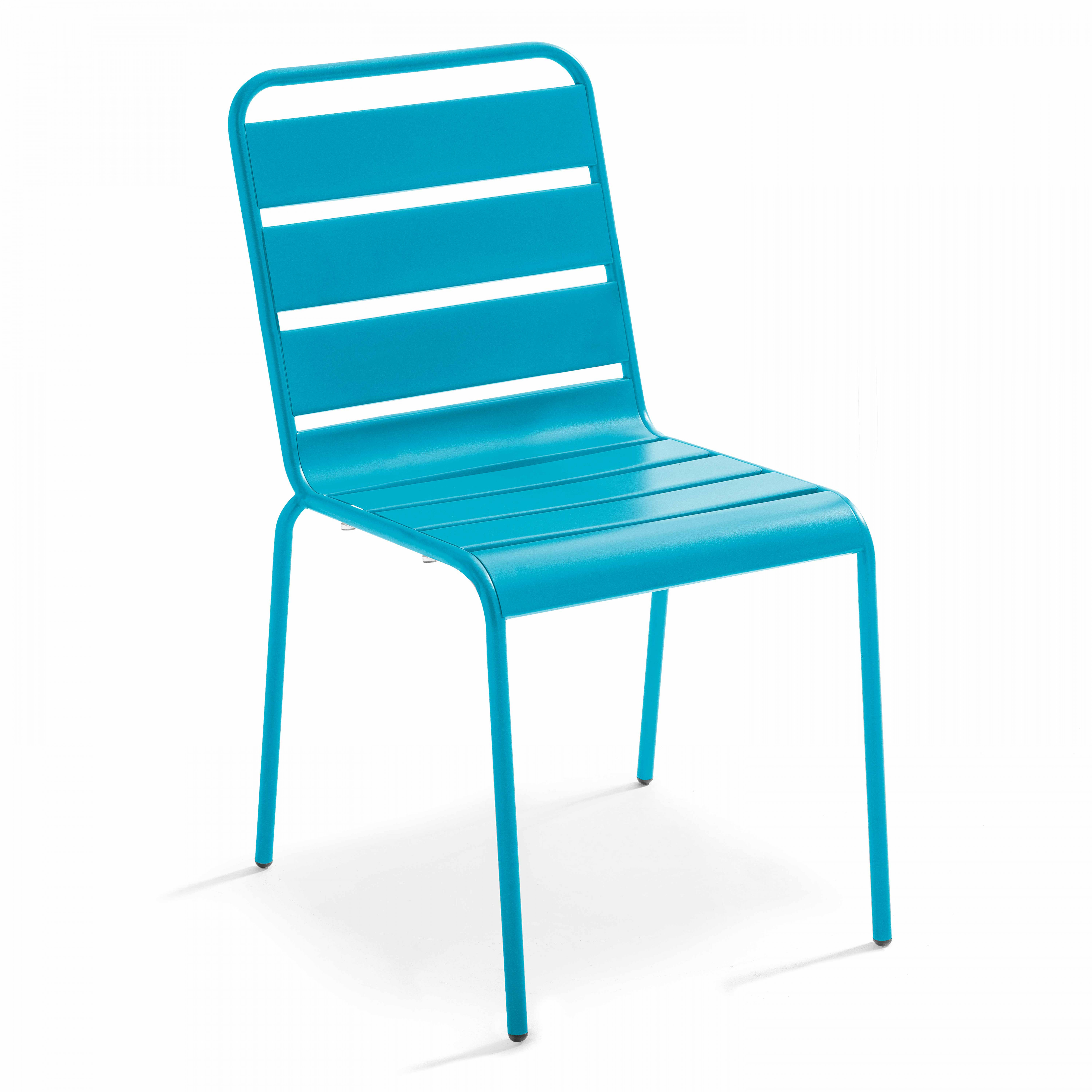 Blauer Metallstuhl. Lattenrost Sitz und Rückenlehne. Weißer Hintergrund.