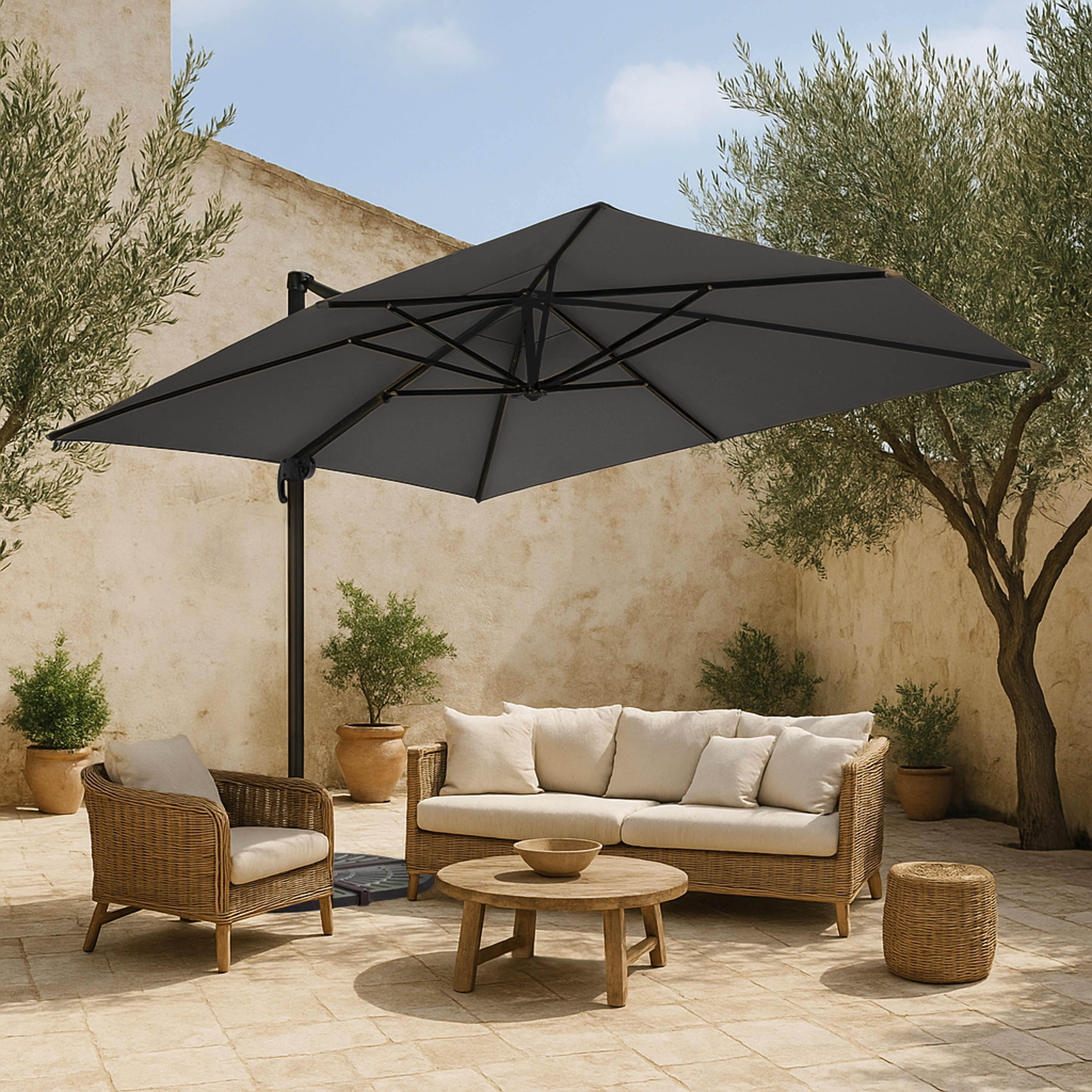 Terrassenszene im Freien mit Sofa, Stuhl, Tisch und Sonnenschirm. Hintergrund: Bäume und Wand.