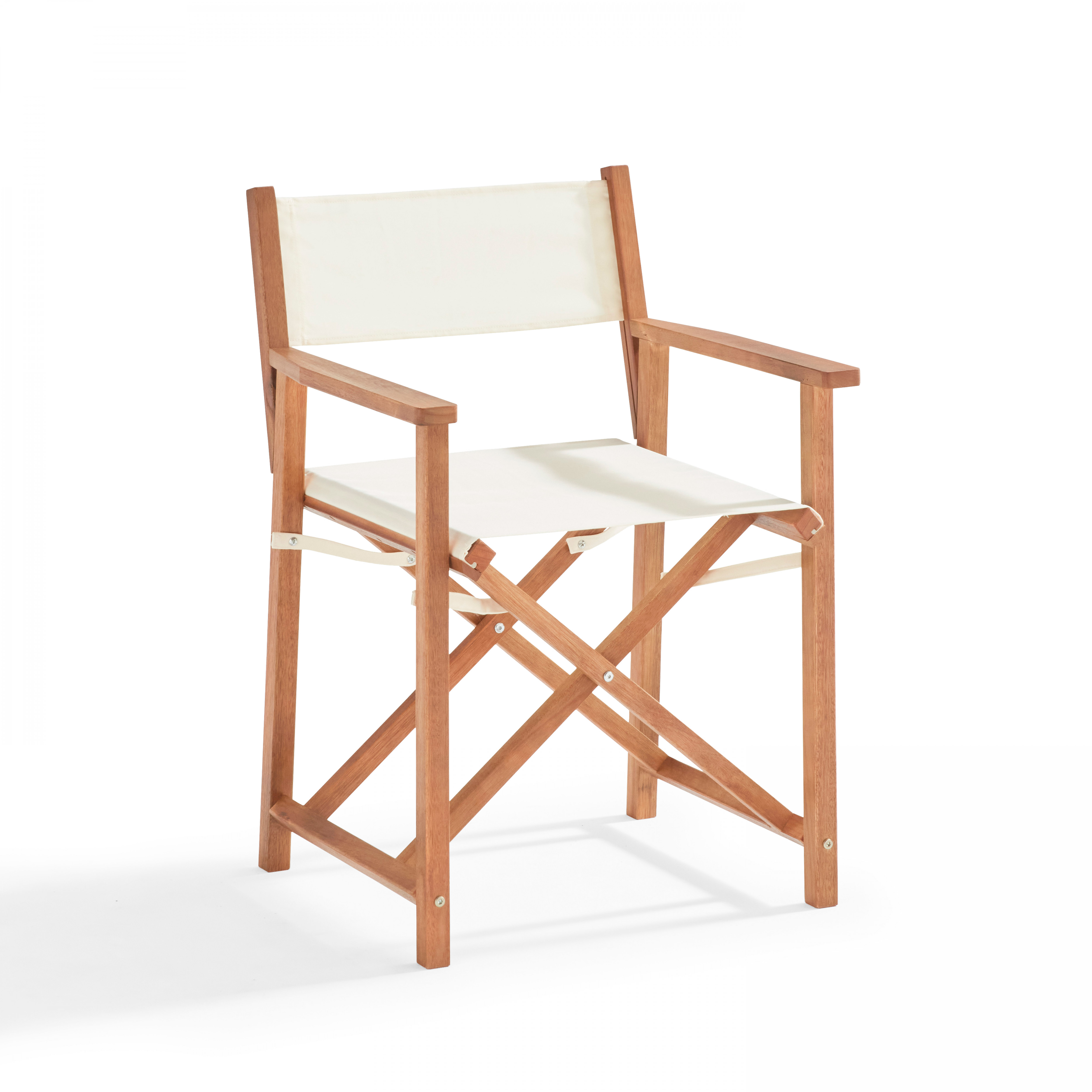 Holz-Regiestuhl mit weißem Segeltuch-Sitz und -Rücken. Weißer Hintergrund.
