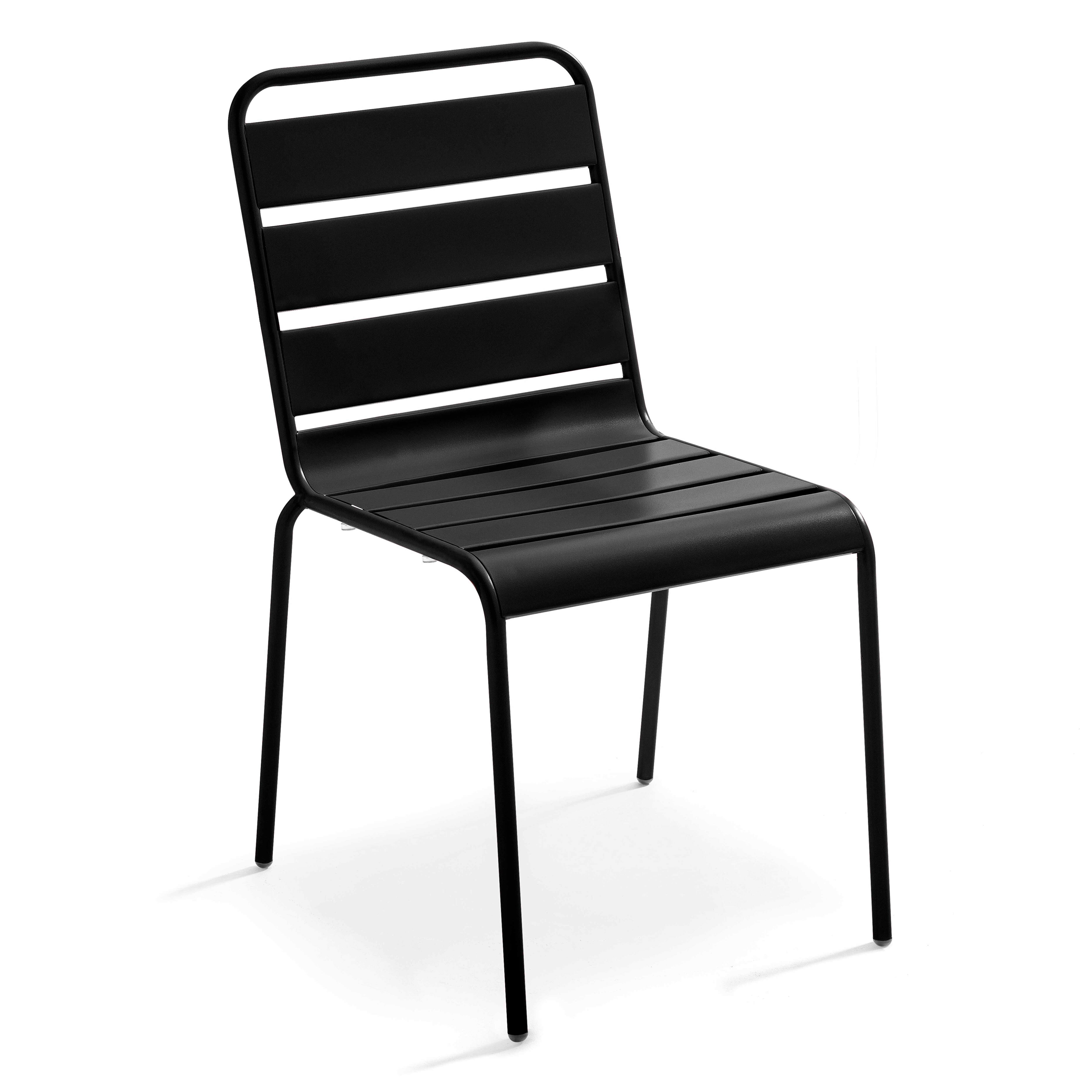 Schwarzer Metallstuhl. Lattenrost Sitz und Rückenlehne. Weißer Hintergrund.