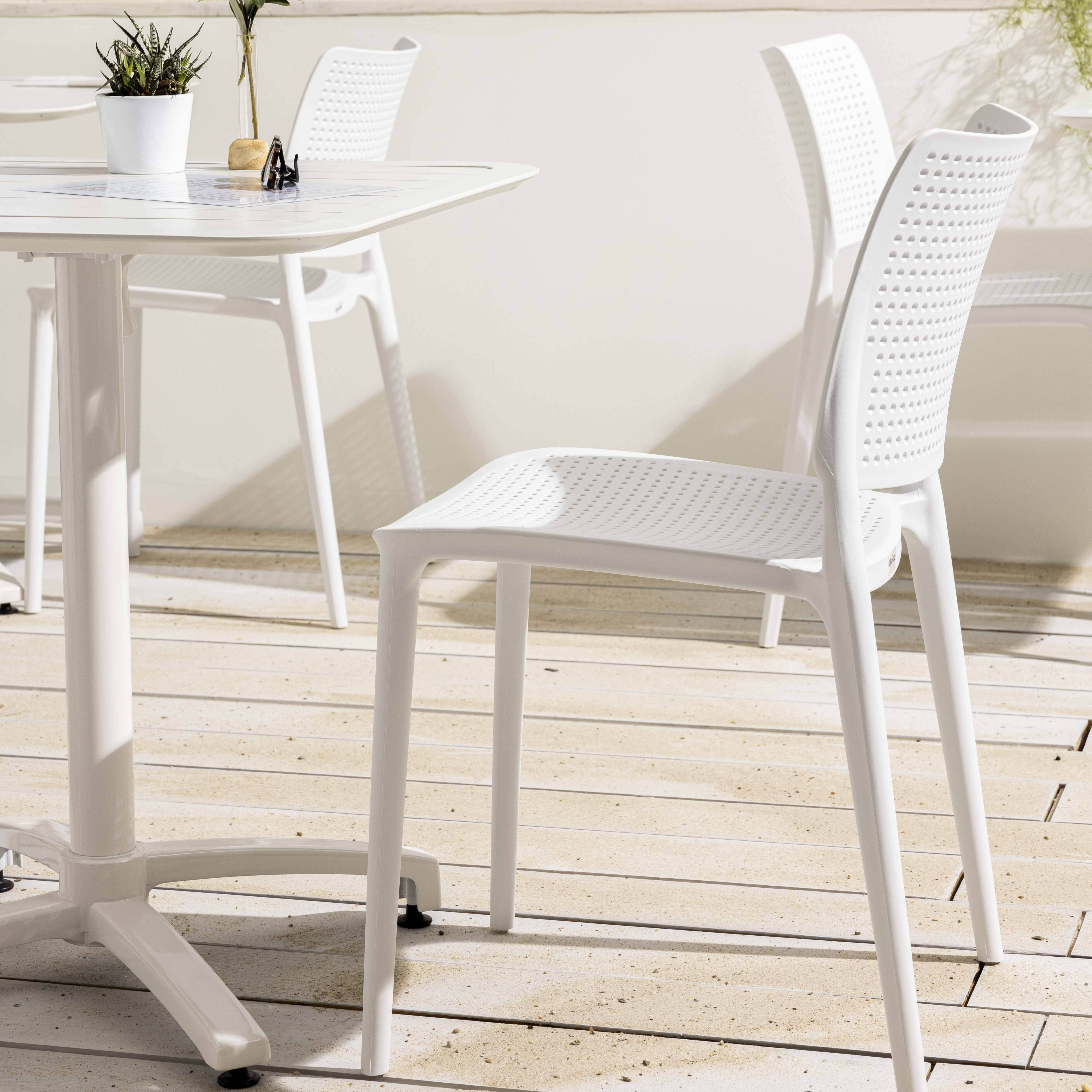 Weiße Outdoor-Szene mit Tisch, Stühlen und Zubehör. Holzboden und sonniger Tag.
