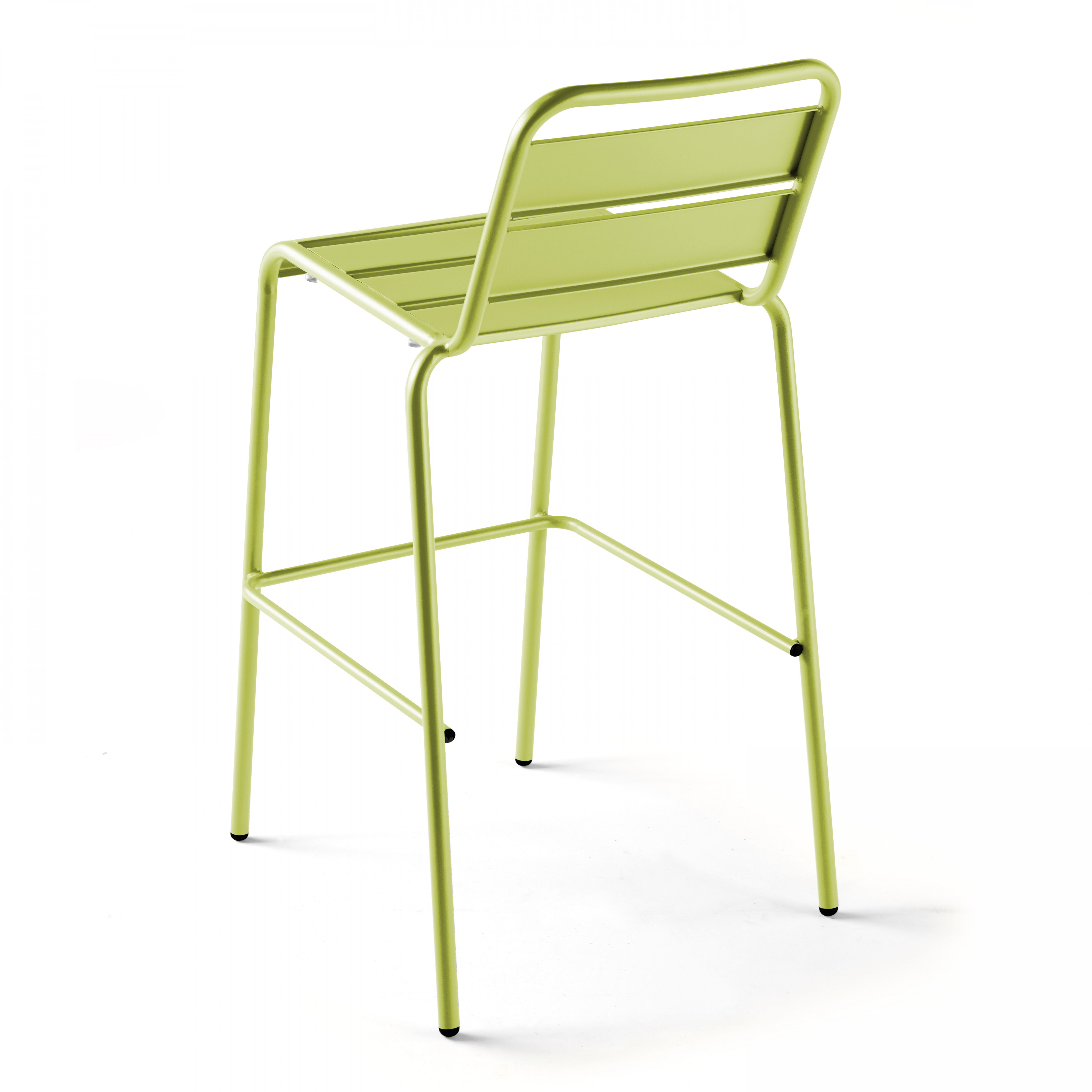 Grüner Barhocker. Lattenrost Sitz und Rückenlehne. Weißer Hintergrund.