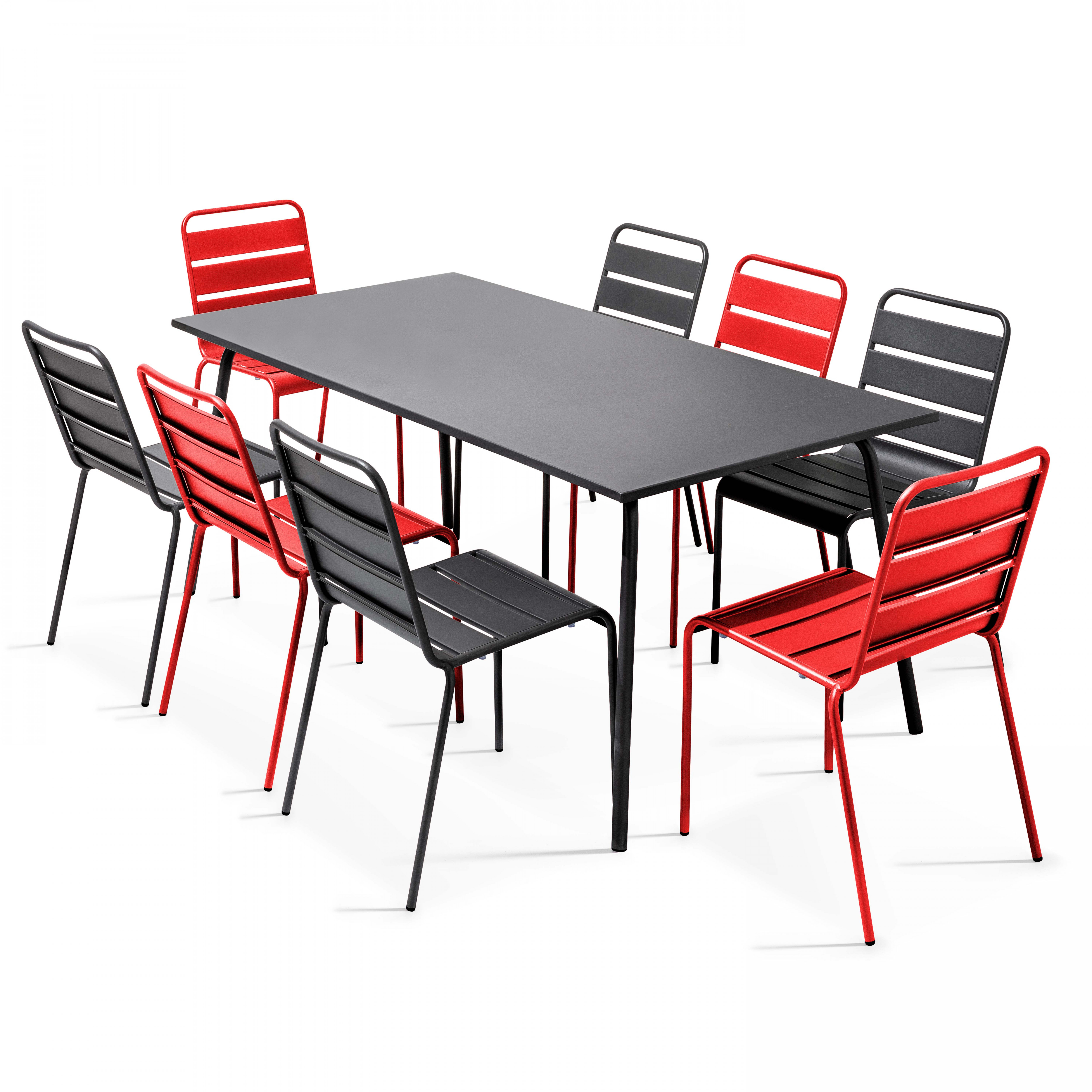 Schwarzer und roter Tisch und Stühle. Weißer Hintergrund. Für den Außenbereich gruppiert.