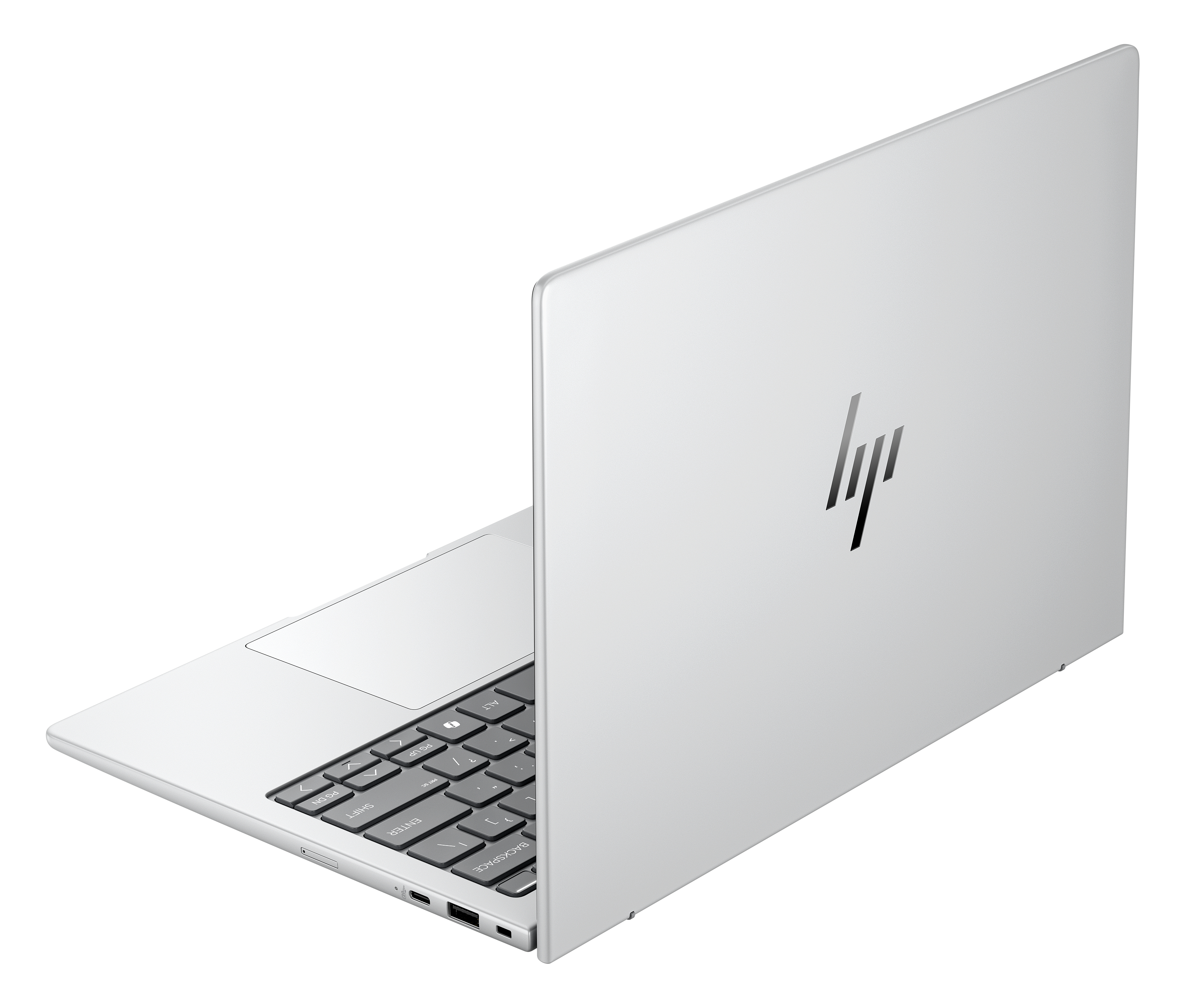 Un laptop argentato aperto su sfondo bianco.
