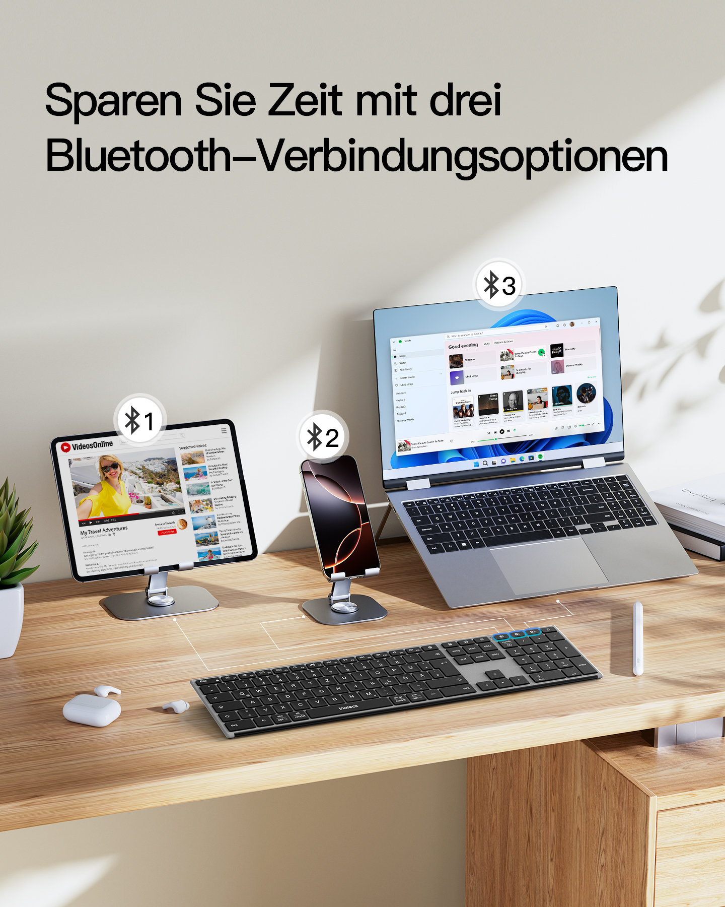 Tastatur mit mehreren Geräten verbunden. Tablet, Telefon und Laptop auf dem Schreibtisch.