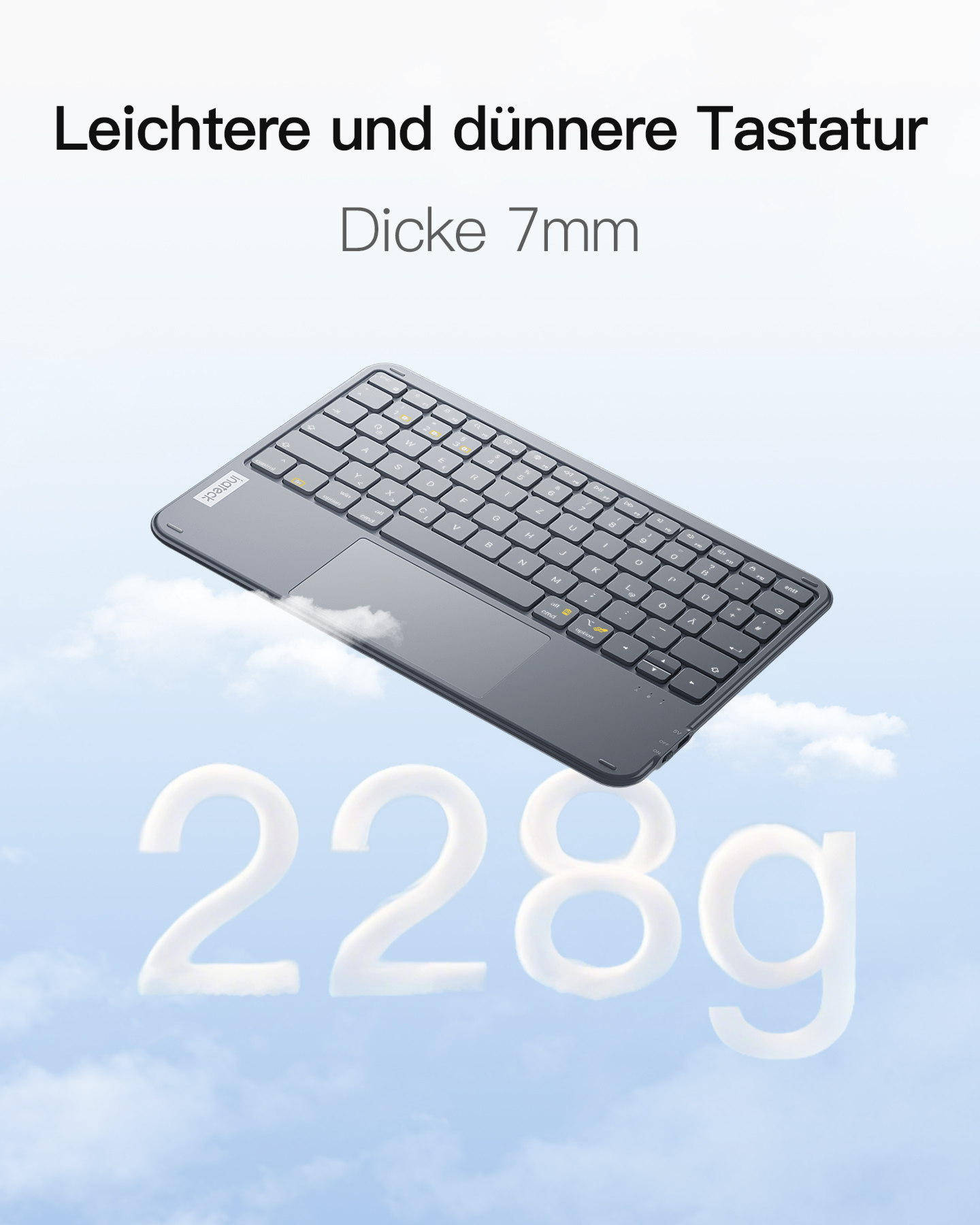 Eine dunkelgraue Tastatur mit Touchpad, im Himmel schwebend, mit der Zahl 228g in Wolken.