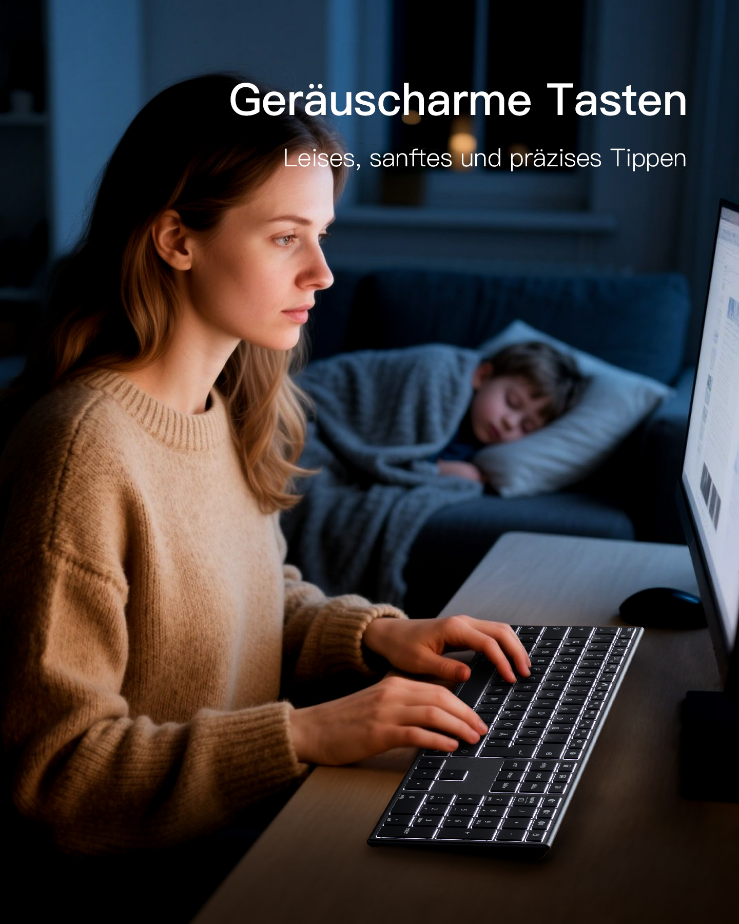Frau tippt nachts auf Tastatur. Bildschirmlicht. Kind schläft im Bett.