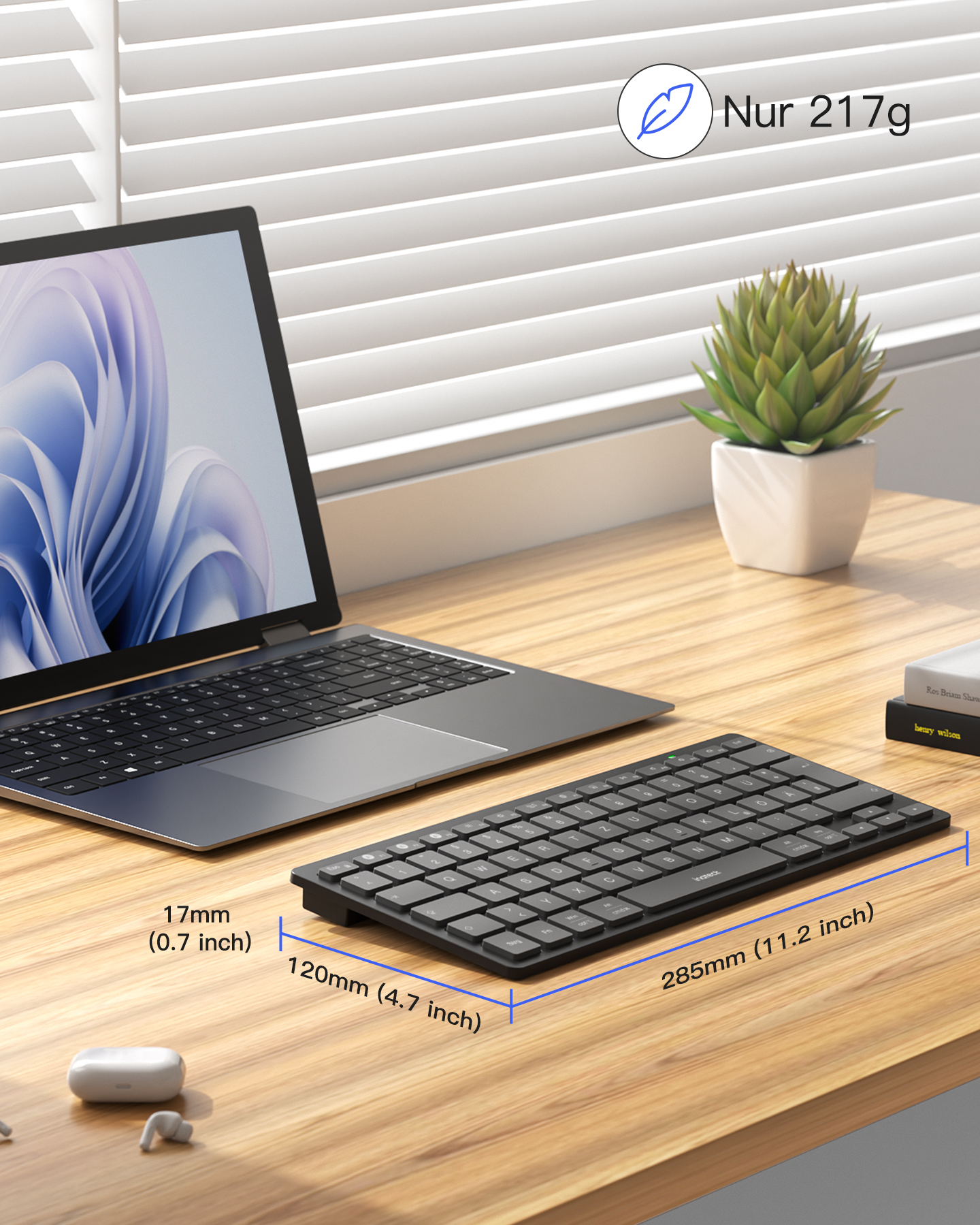 Eine Tastatur neben einem Laptop, mit Maßen 17 mm (0,7 Zoll) und 120 mm (4,7 Zoll) und 285 mm (11,2 Zoll).
