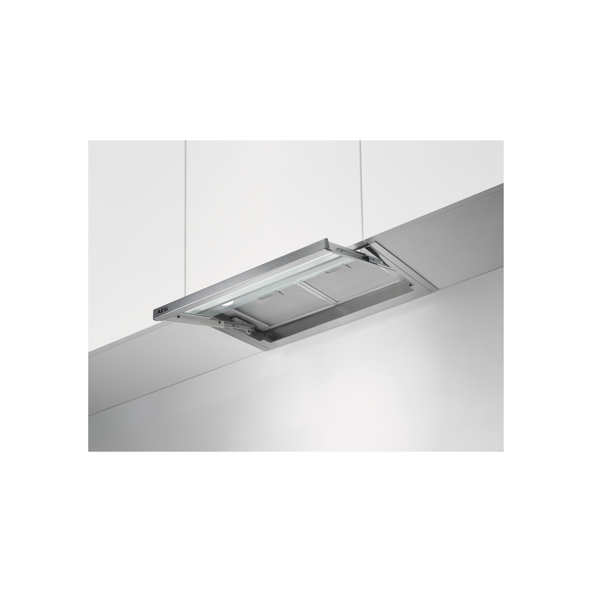 Cappa installata in una cucina, vista da un'angolazione laterale.