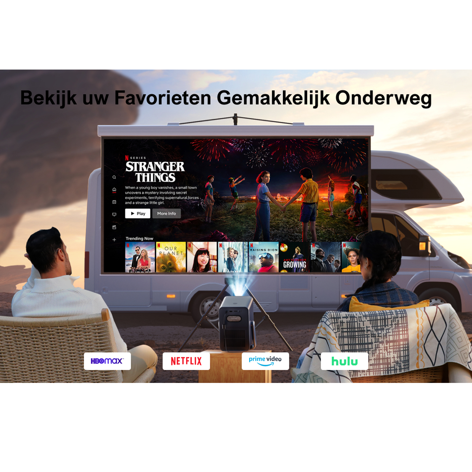 Twee mensen kijken naar een film geprojecteerd op een scherm buiten. Streamingdiensten worden getoond.