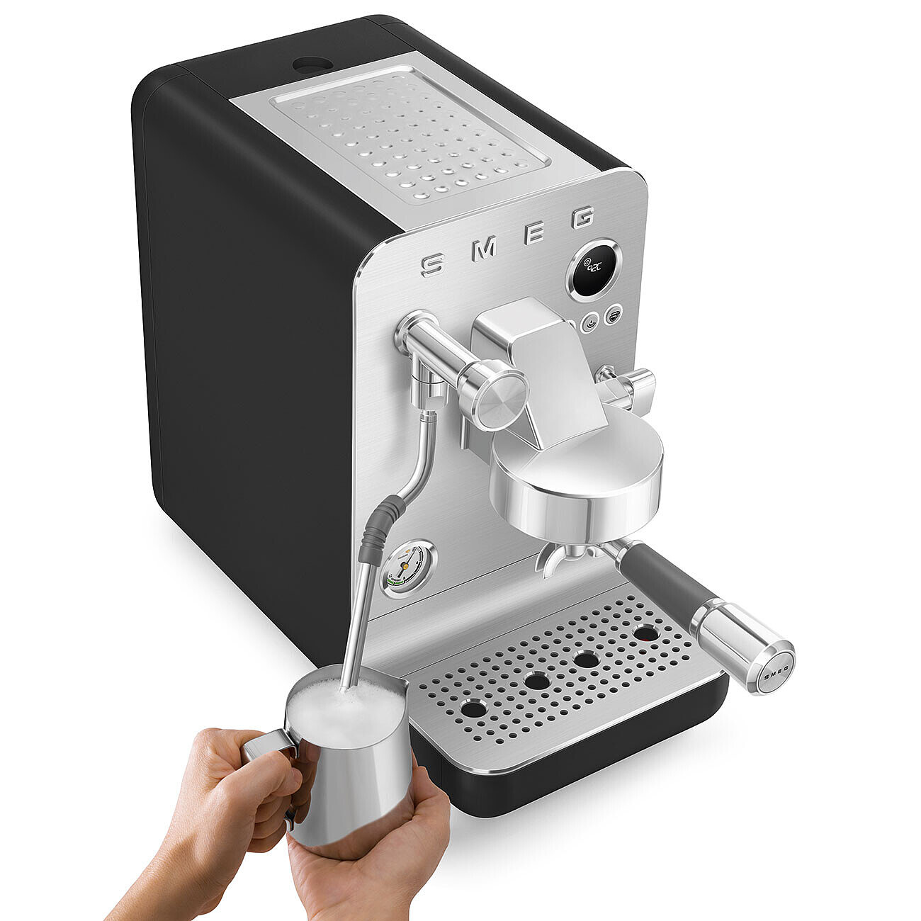 Eine schwarze SMEG Espressomaschine mit einer Person, die Milch aufschäumt, und einem Manometer.